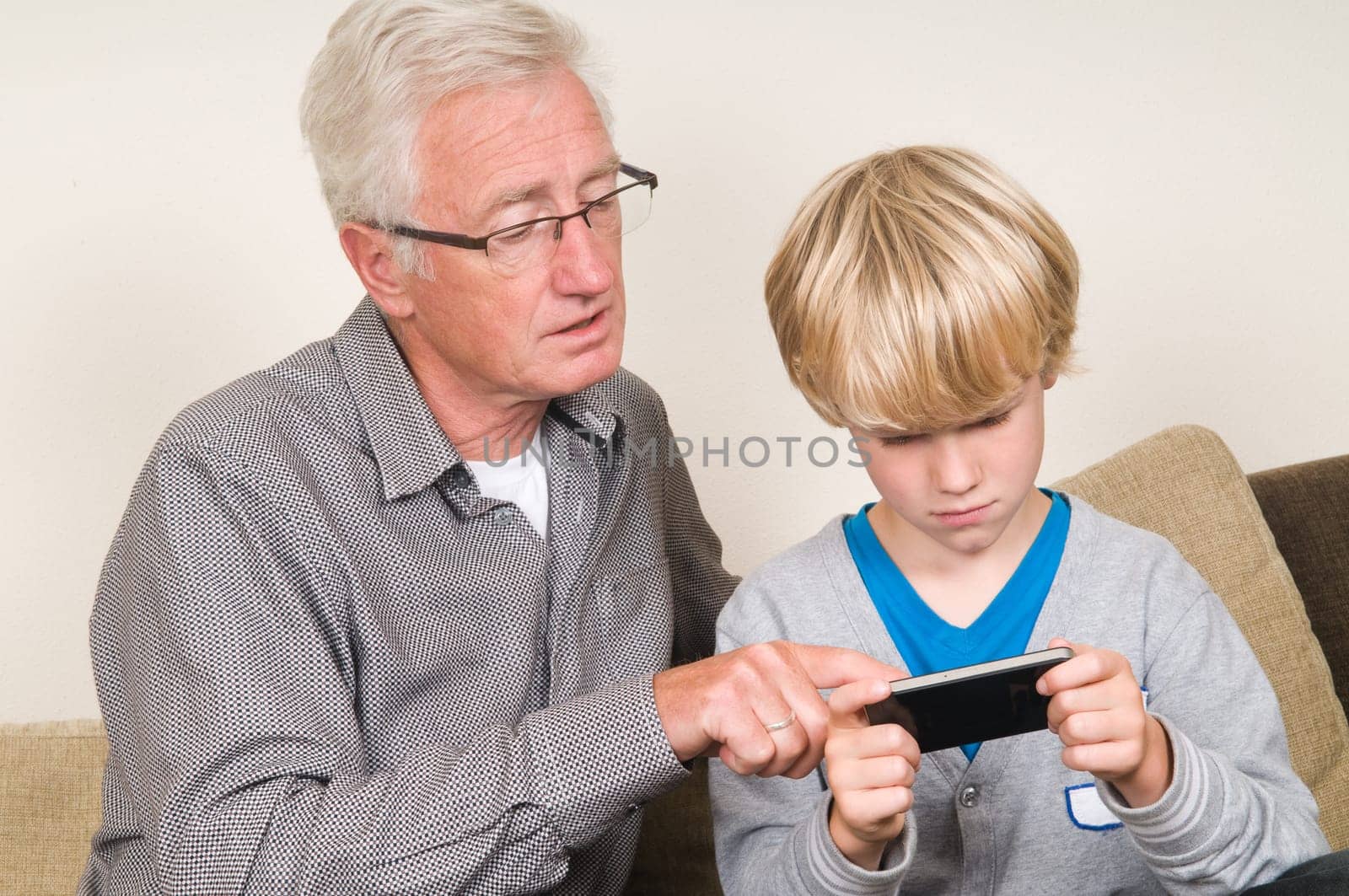 This kid learns his grandpa to use a smartphone