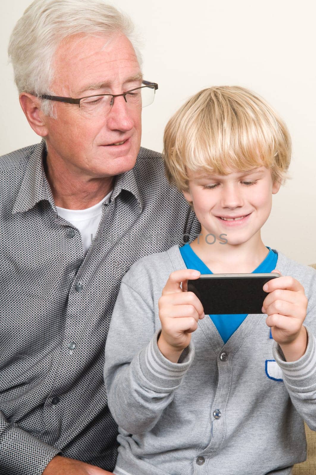 This kid learns his grandpa to use a smartphone