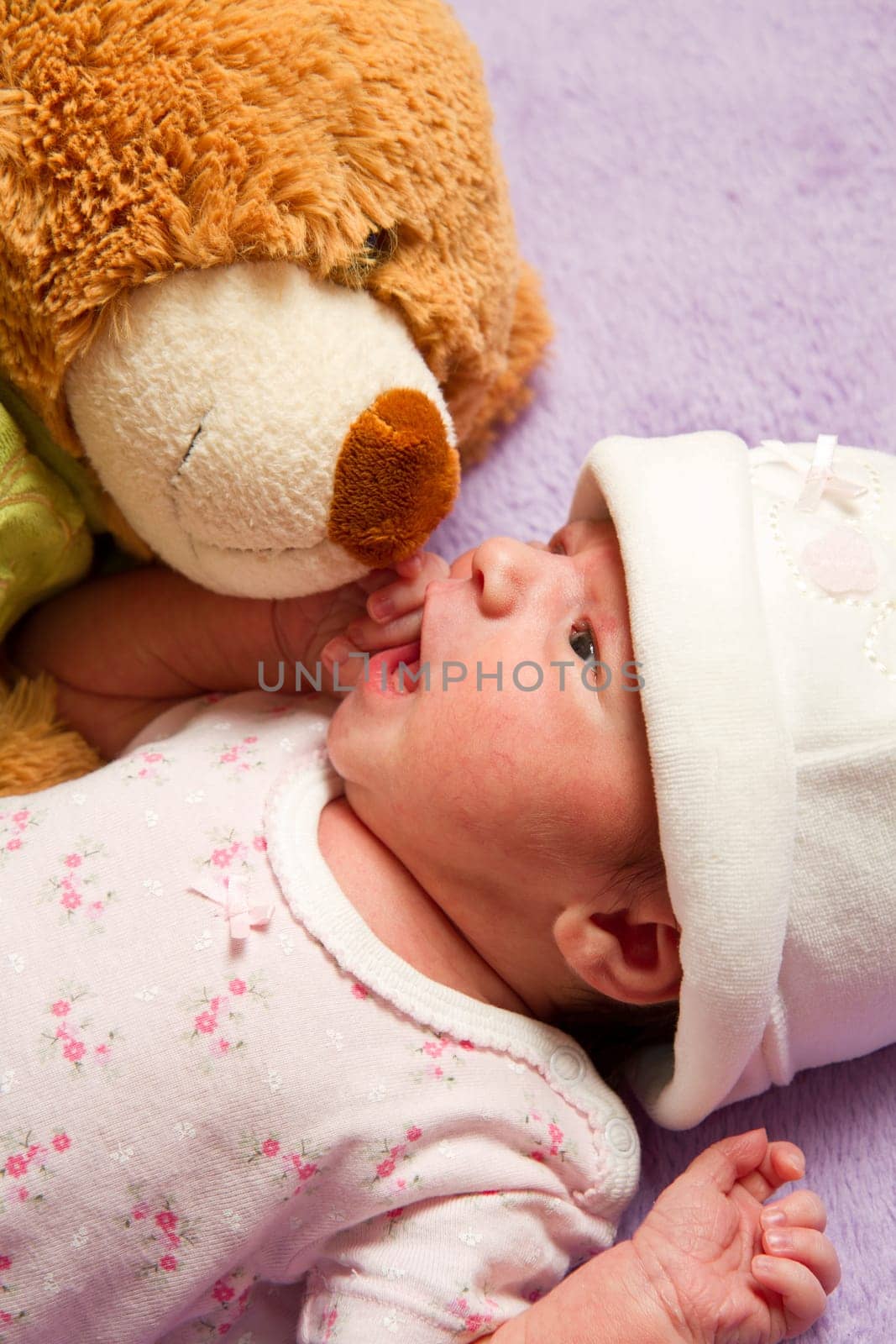 baby with her ​​teddy bear