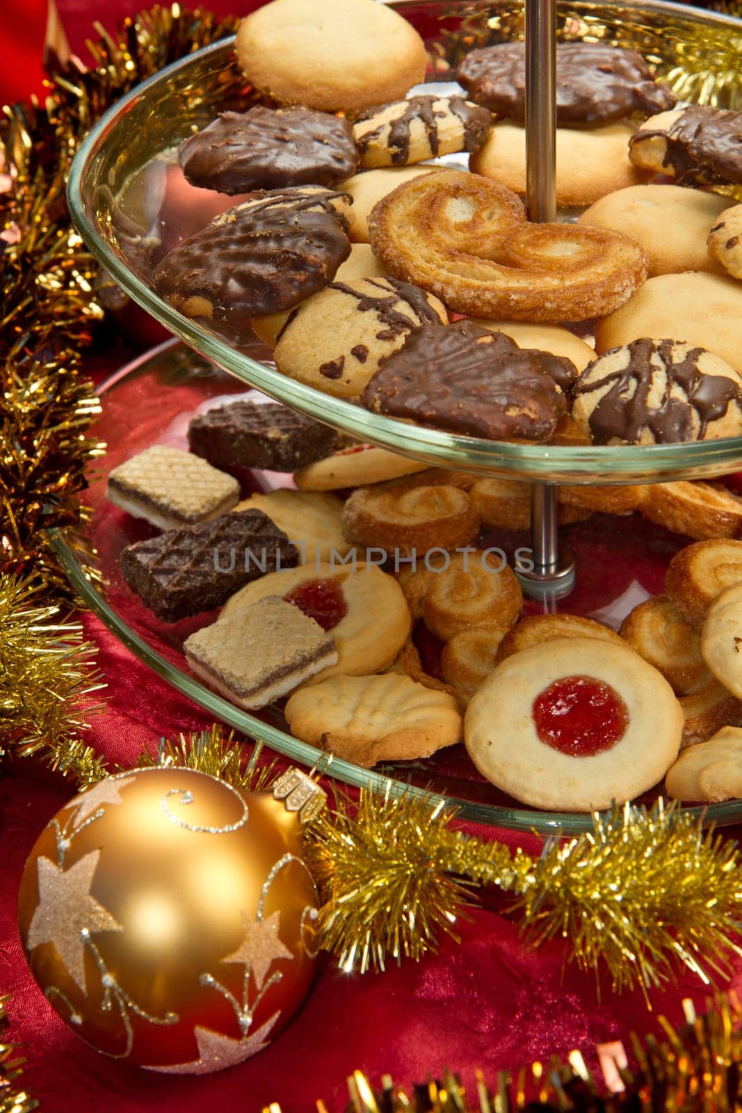 Christmas spice-cakes with chocolate