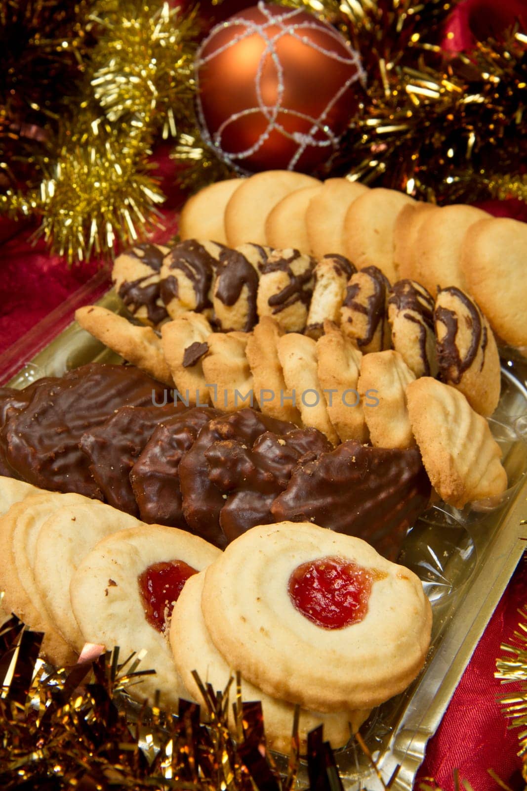 Christmas spice-cakes with chocolate