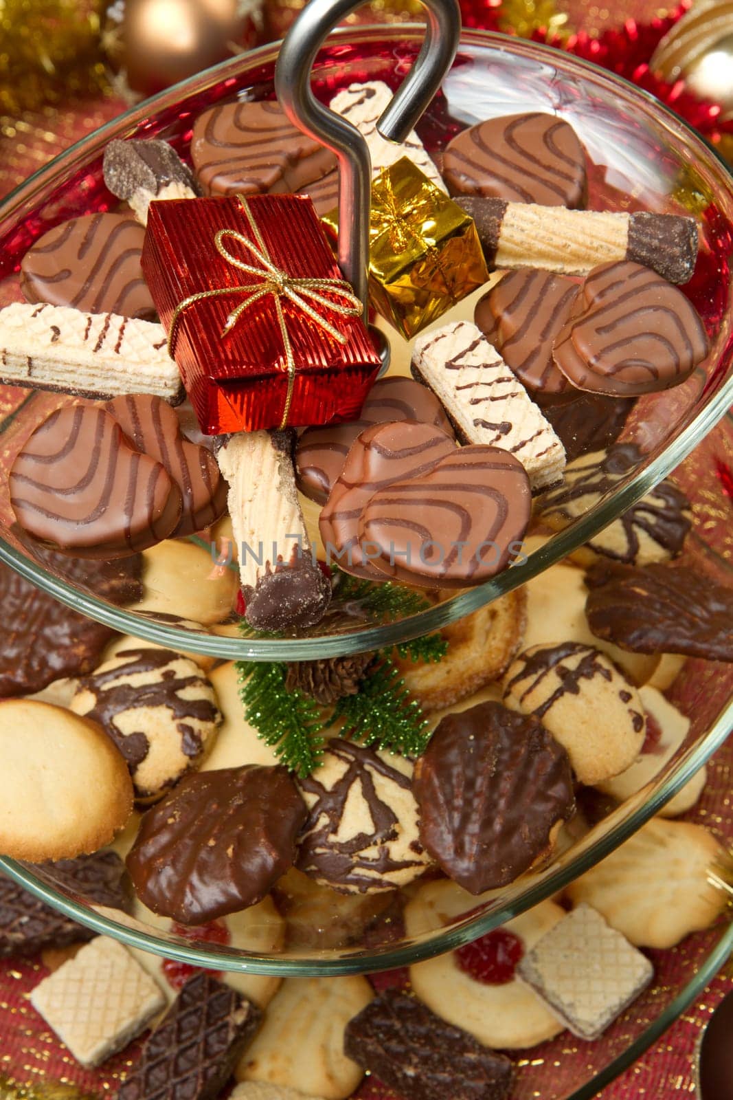 Christmas spice-cakes with chocolate