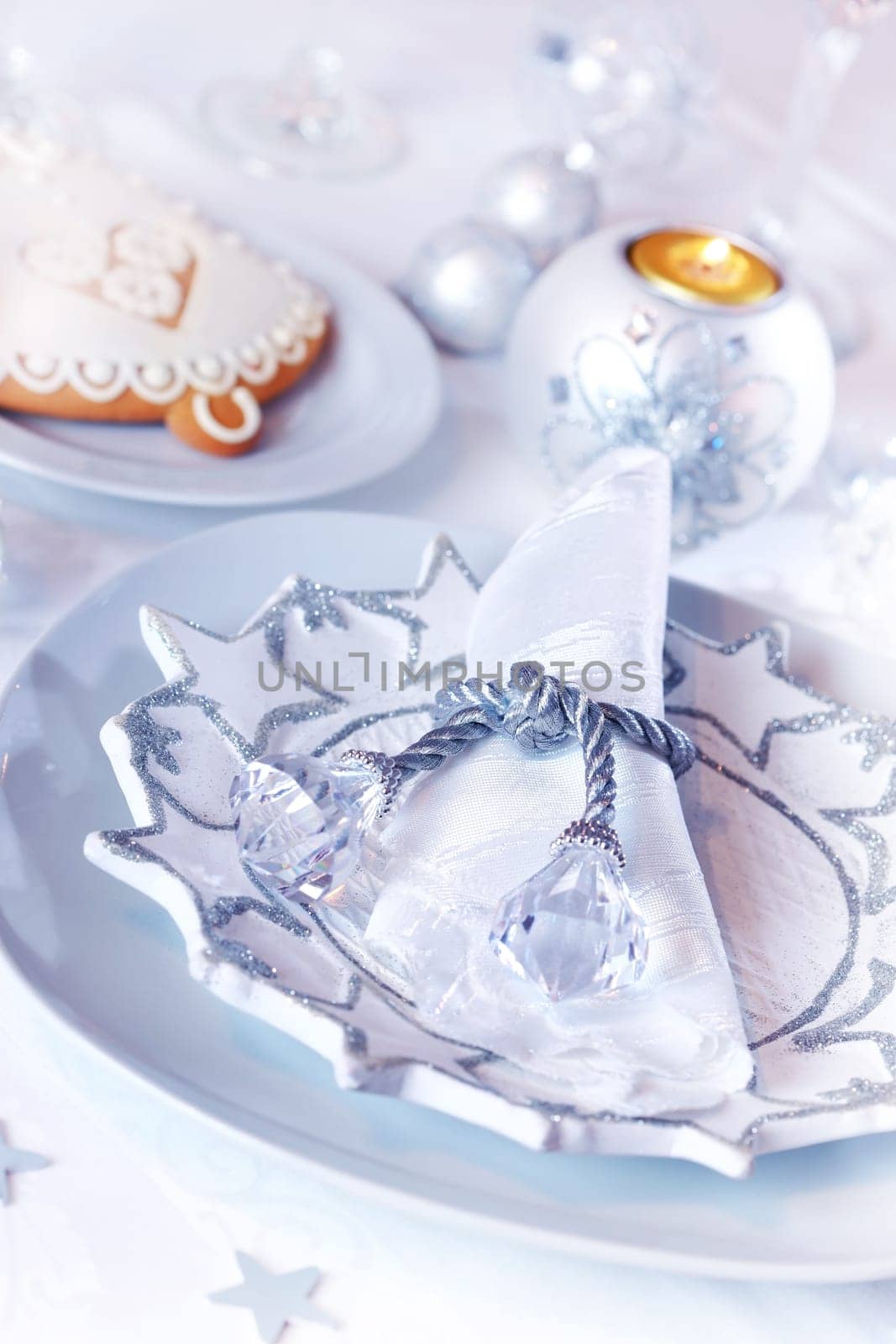 Place setting for Christmas in white and blue tone