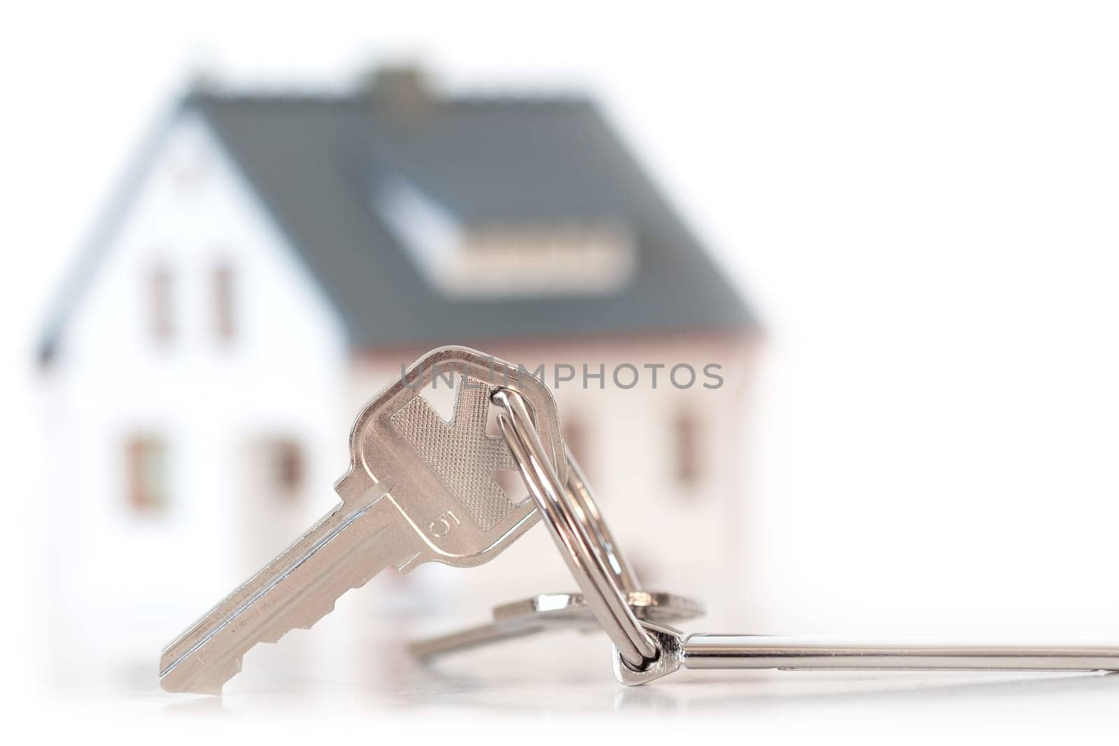 keys with house on background