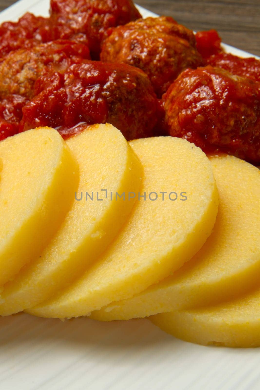 sliced ​​polenta with meatballs
