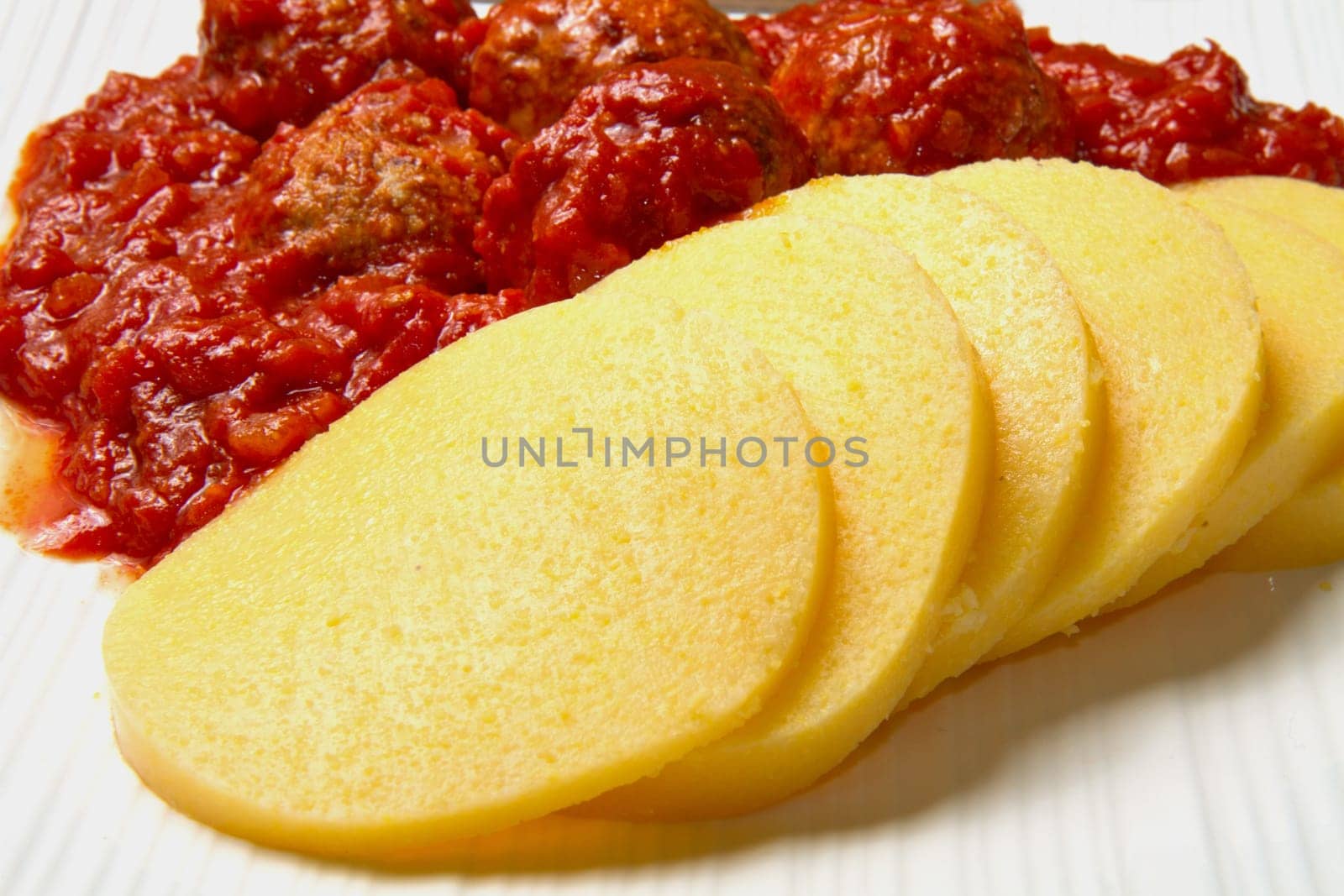sliced ​​polenta with meatballs