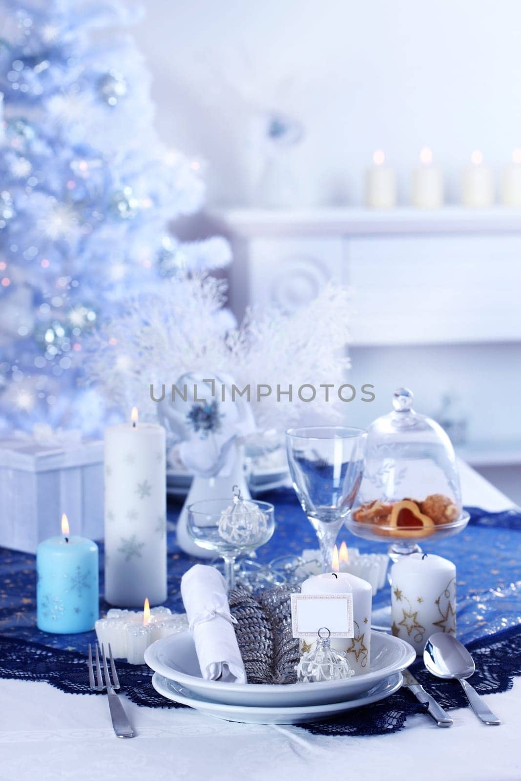 Place setting for Christmas in blue and white tone