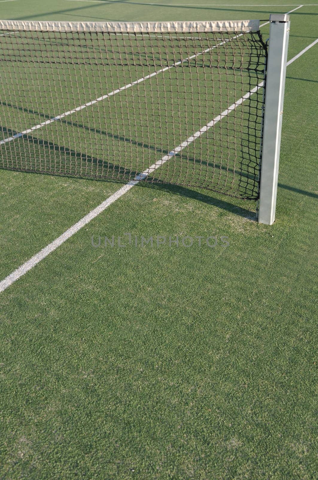 white lines on an outdoor tennis court (artificial grass)