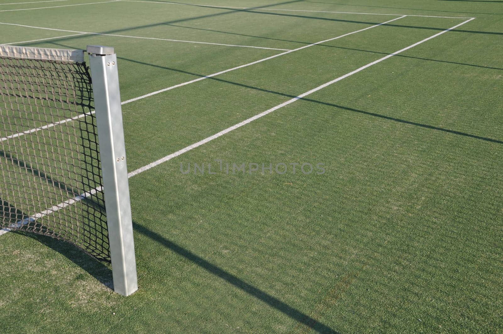 white lines on an outdoor tennis court (artificial grass)