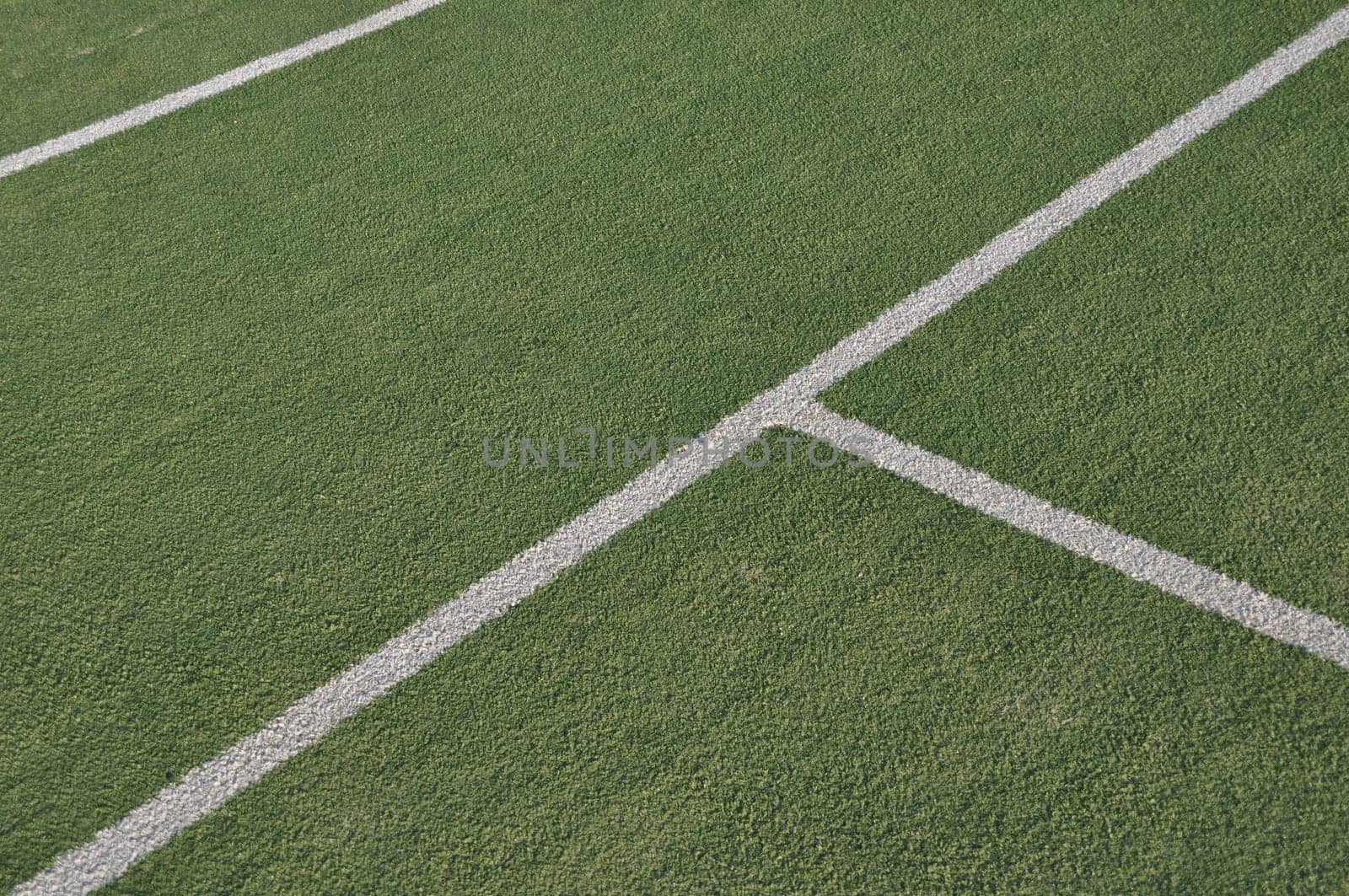 white lines on an outdoor tennis court (artificial grass)