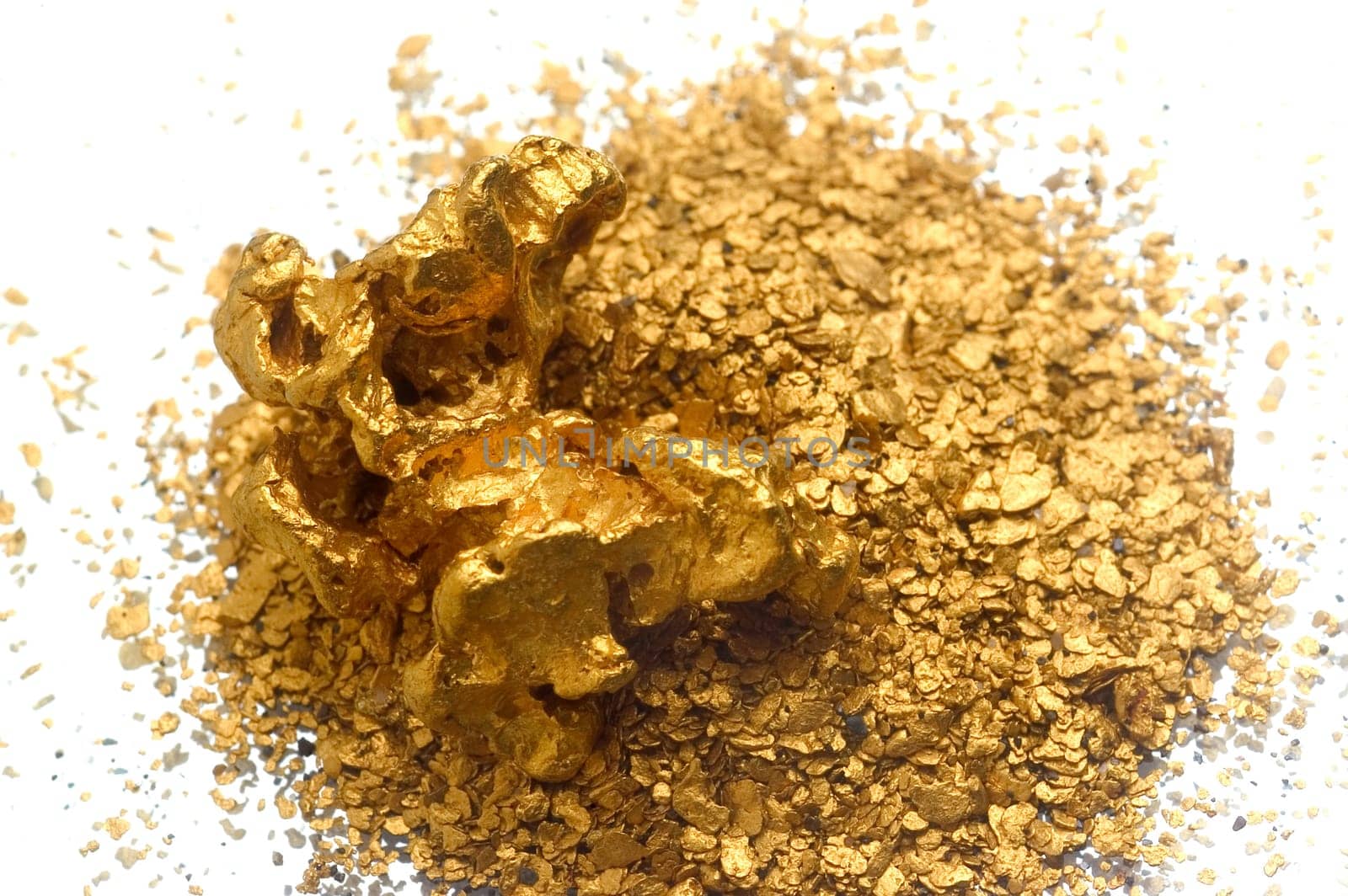 Gold jewels to illustrate the recovery of old jewels for the recycling of gold.