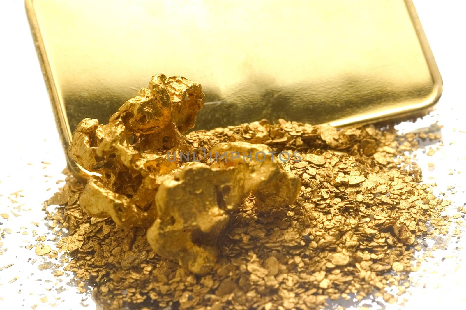 Gold jewels to illustrate the recovery of old jewels for the recycling of gold.