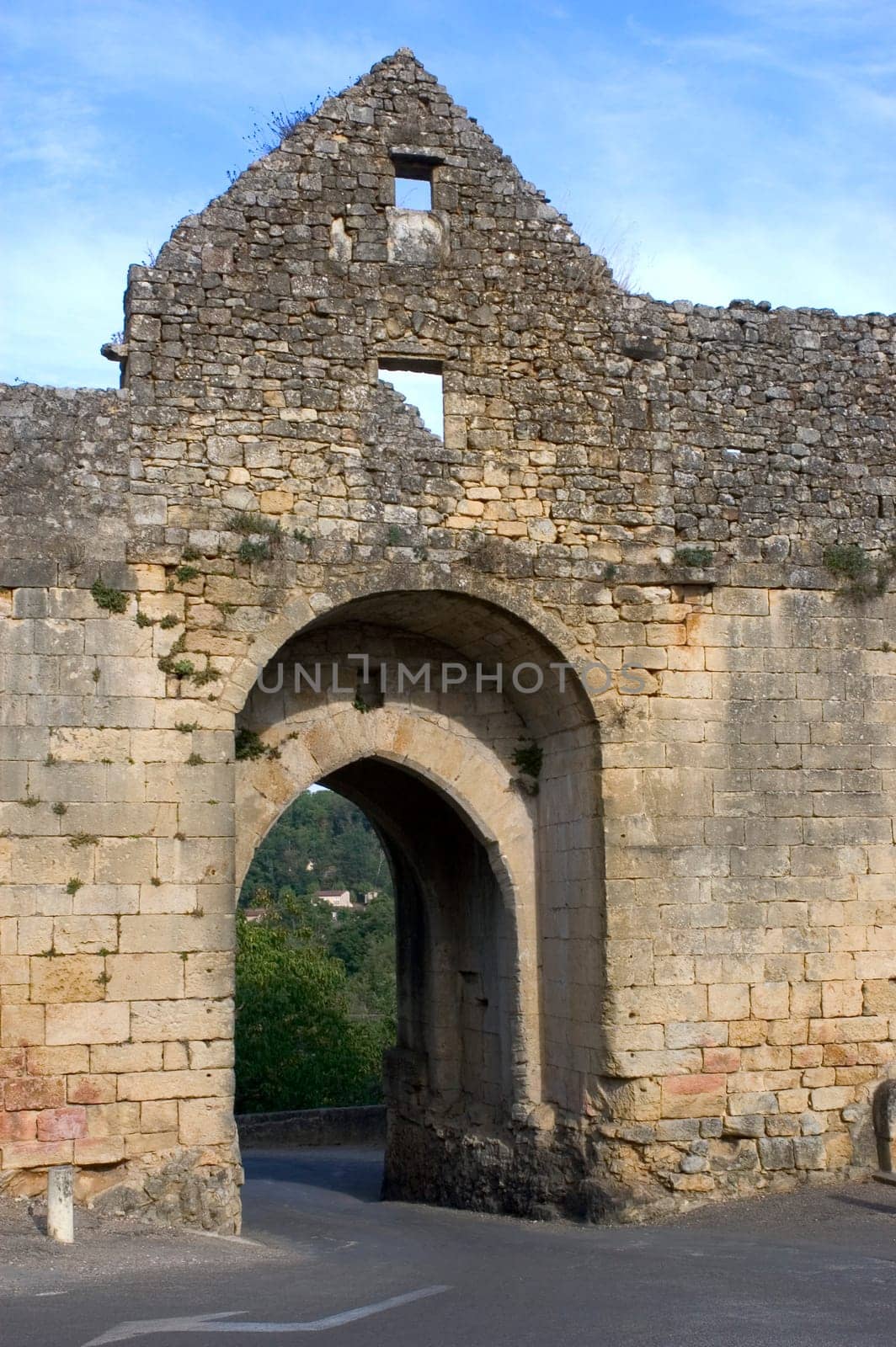 Girded ramparts, the country house of the 13th century tells a tumultuous past illustrated by its strengthened doors and its turns which were used as prison. The visitor will also discover the house of the beater of currency and that of the consuls, the o