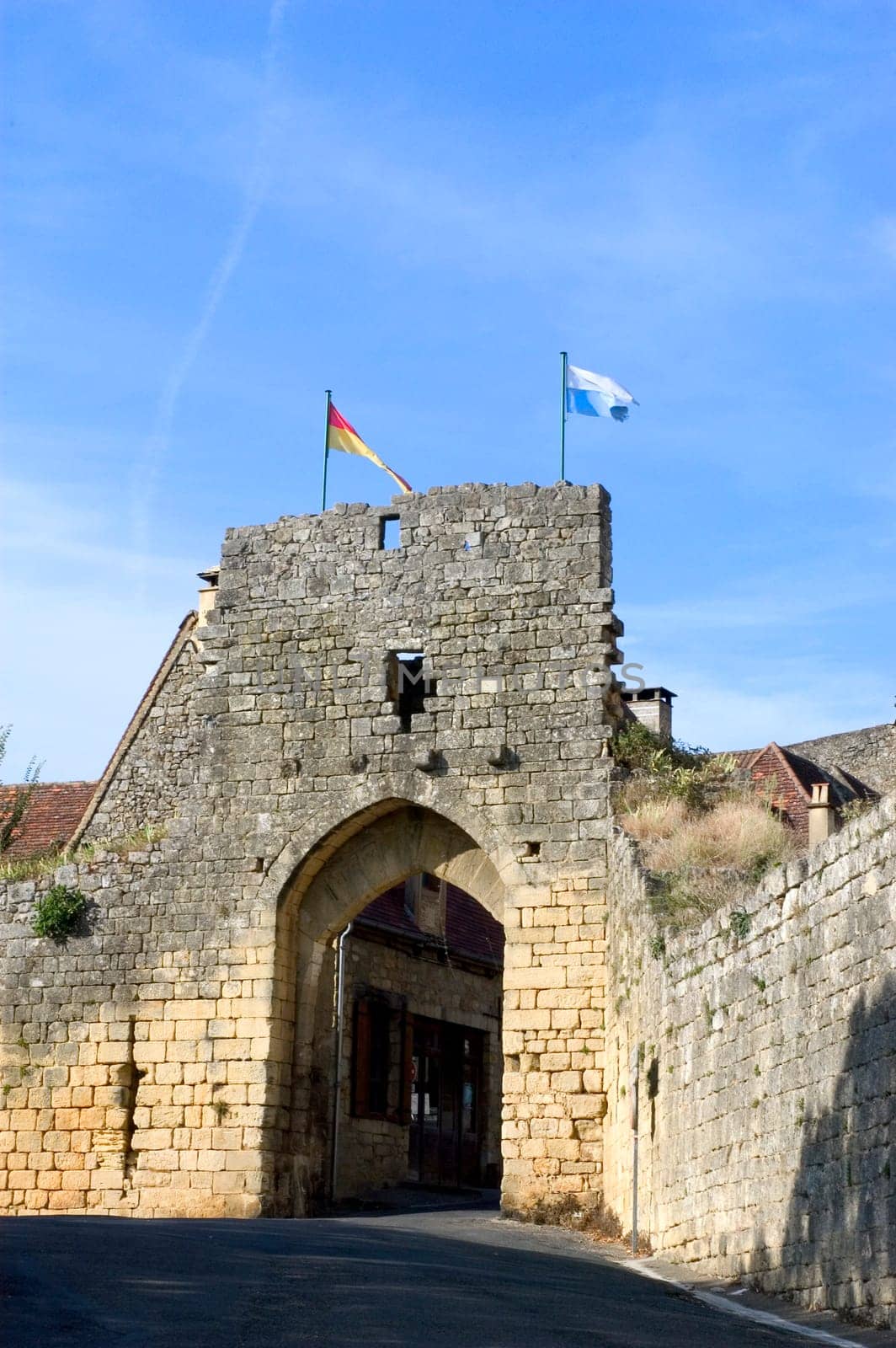 Girded ramparts, the country house of the 13th century tells a tumultuous past illustrated by its strengthened doors and its turns which were used as prison. The visitor will also discover the house of the beater of currency and that of the consuls, the o