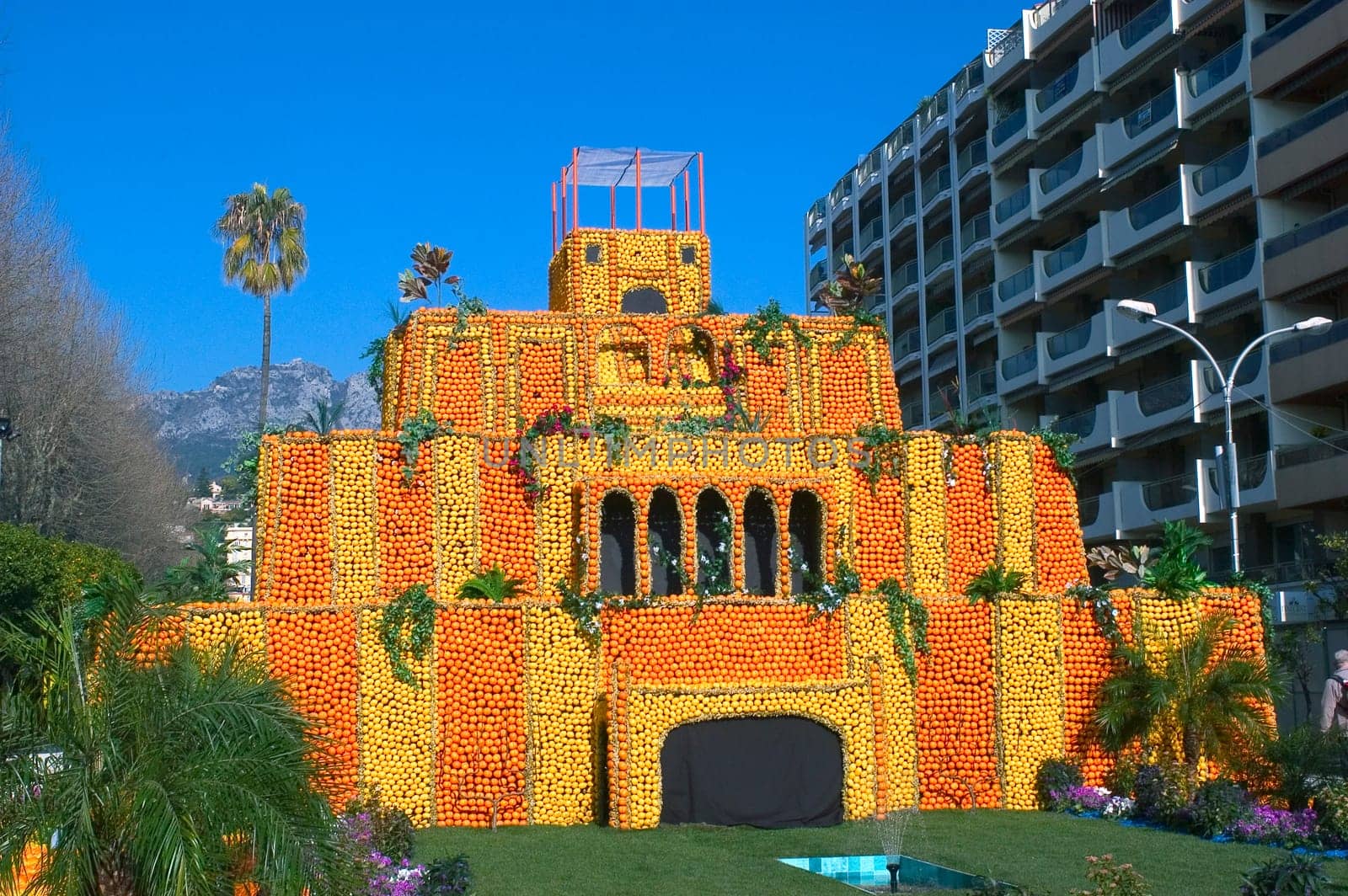 With this occasion the gardens are the theater of construction of monument out of oranges and lemons on a different topic each years.