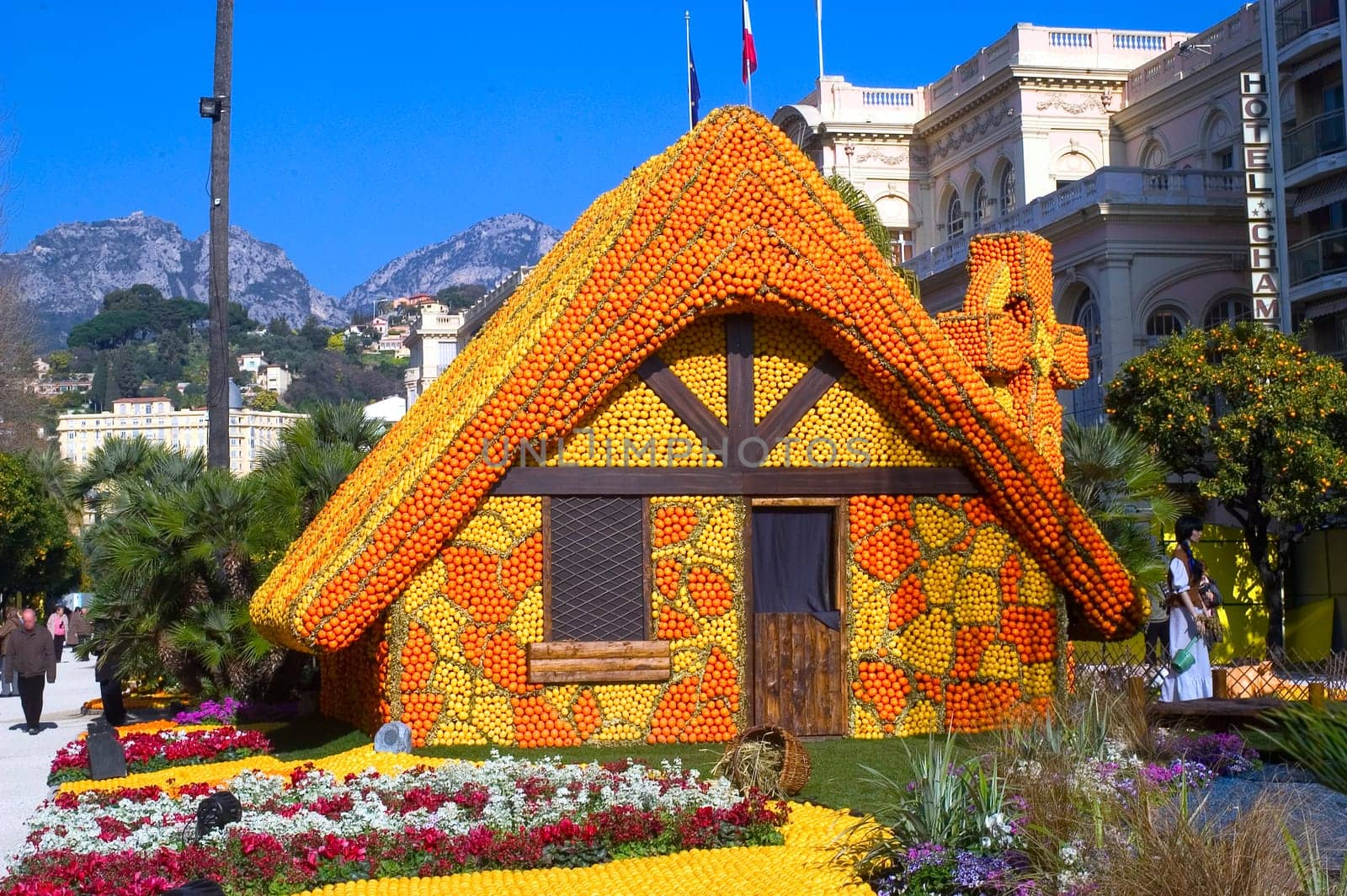 With this occasion the gardens are the theater of construction of monument out of oranges and lemons on a different topic each years.