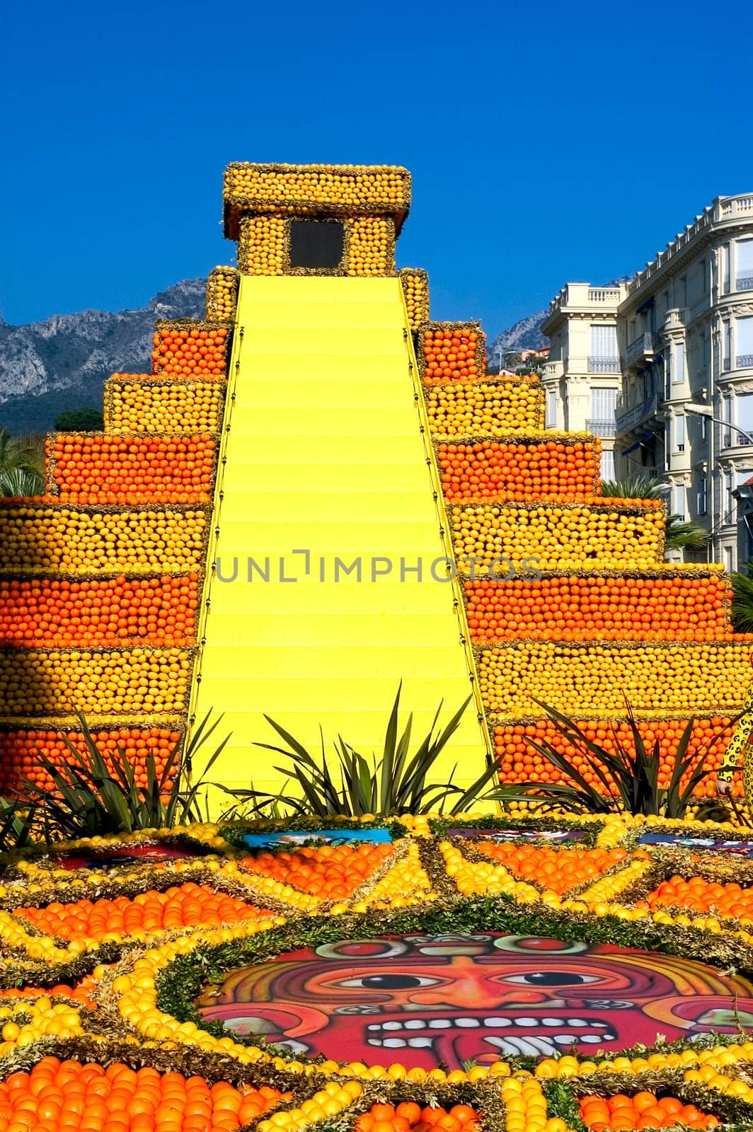 With this occasion the gardens are the theater of construction of monument out of oranges and lemons on a different topic each years.
