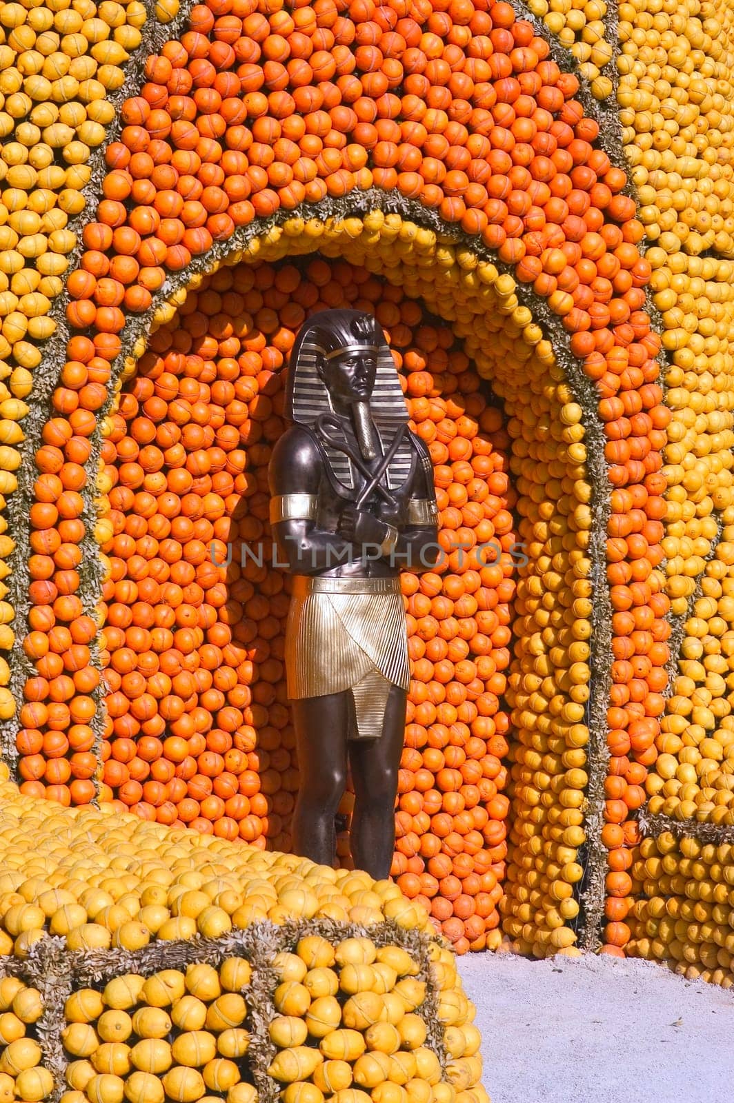 With this occasion the gardens are the theater of construction of monument out of oranges and lemons on a different topic each years.