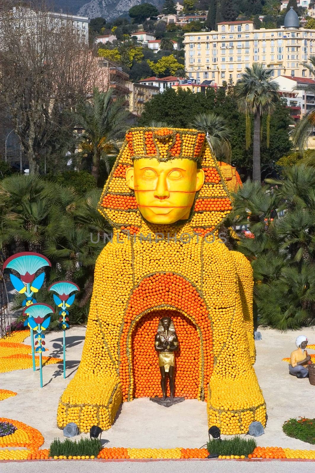 With this occasion the gardens are the theater of construction of monument out of oranges and lemons on a different topic each years.