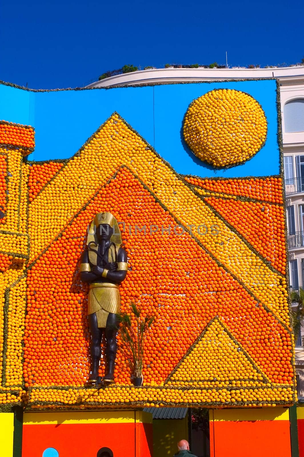 With this occasion the gardens are the theater of construction of monument out of oranges and lemons on a different topic each years.