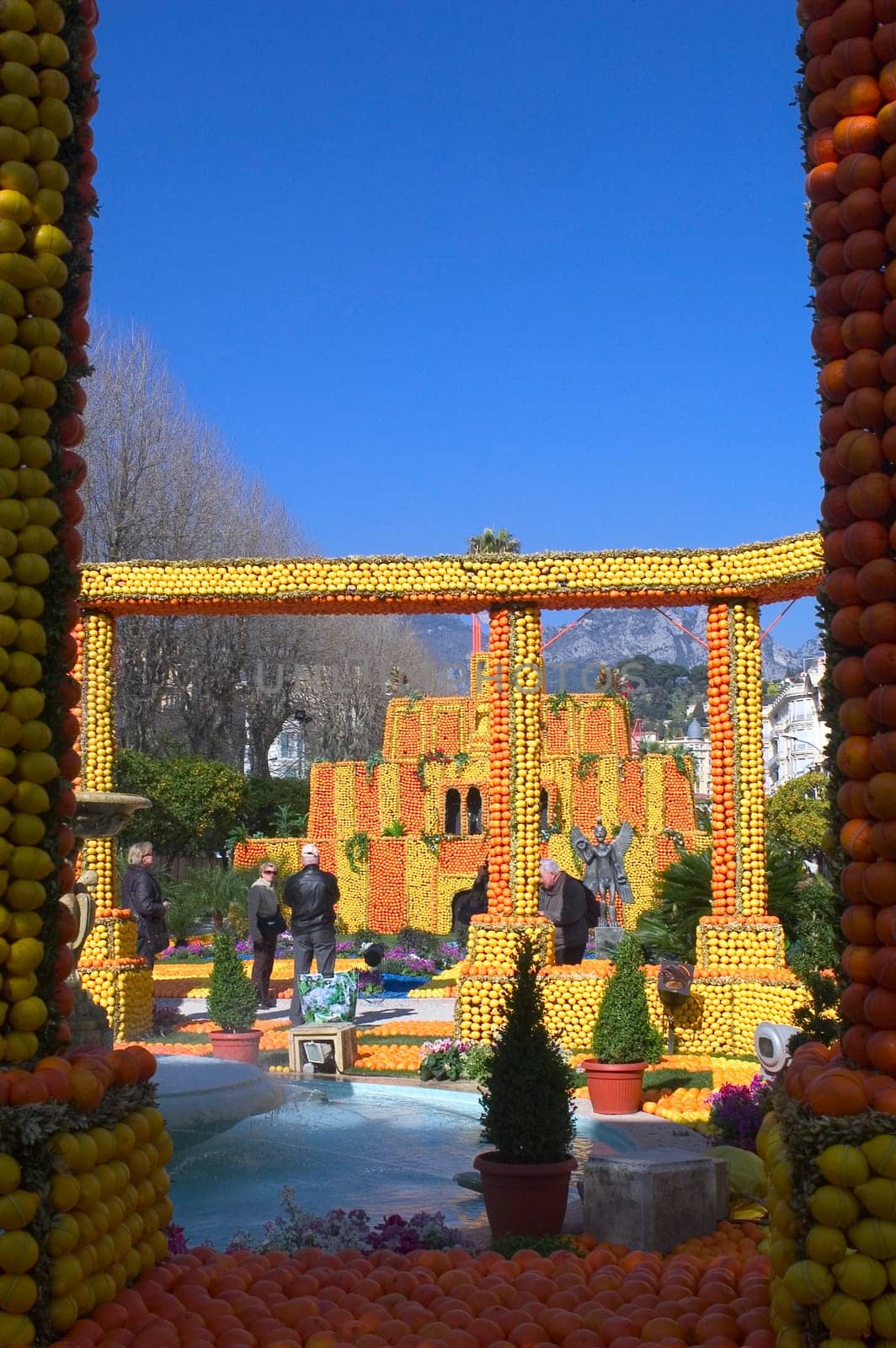 With this occasion the gardens are the theater of construction of monument out of oranges and lemons on a different topic each years.