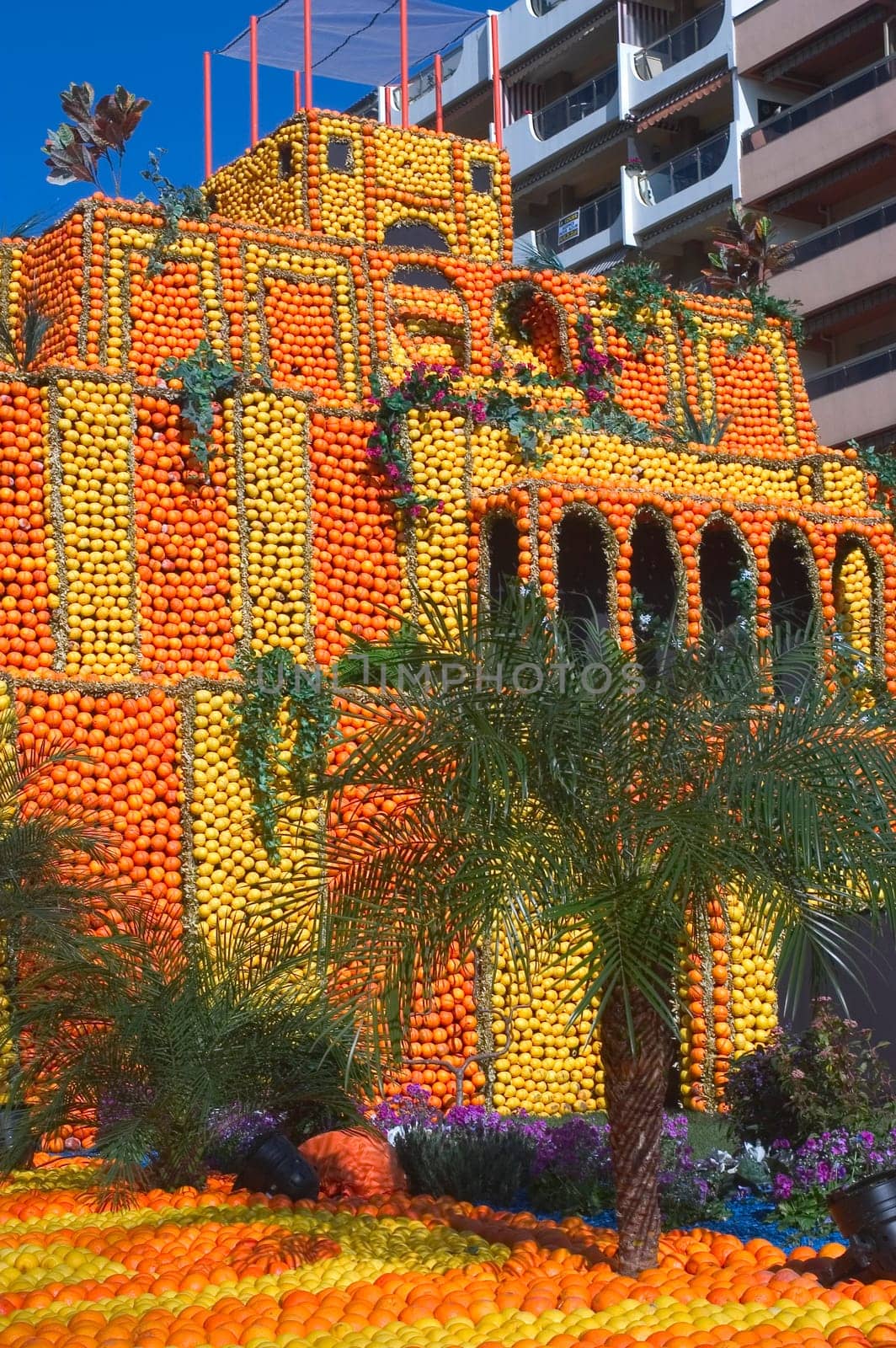 With this occasion the gardens are the theater of construction of monument out of oranges and lemons on a different topic each years.