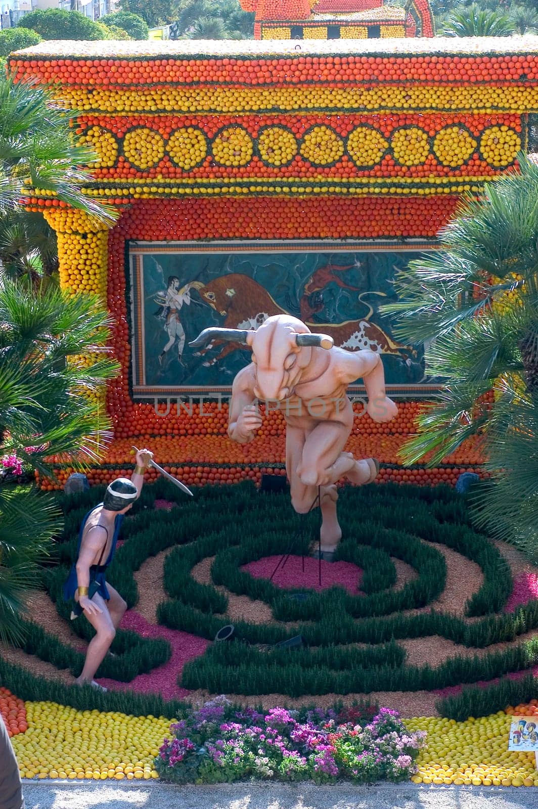 With this occasion the gardens are the theater of construction of monument out of oranges and lemons on a different topic each years.