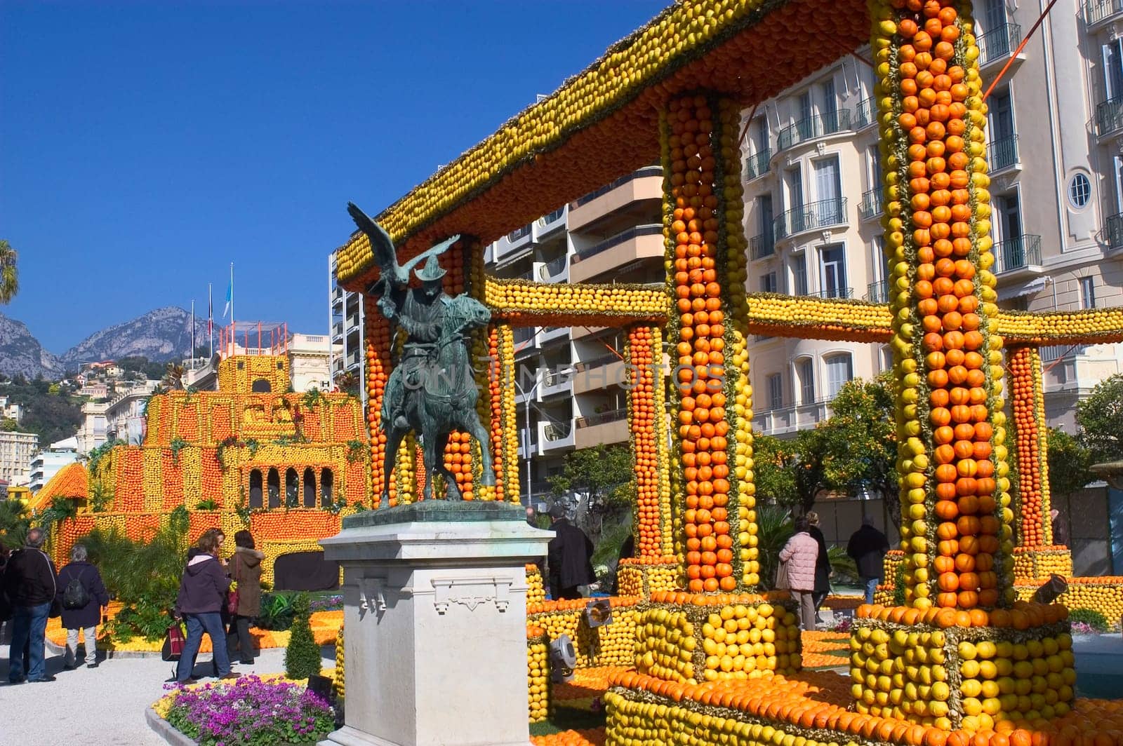With this occasion the gardens are the theater of construction of monument out of oranges and lemons on a different topic each years.
