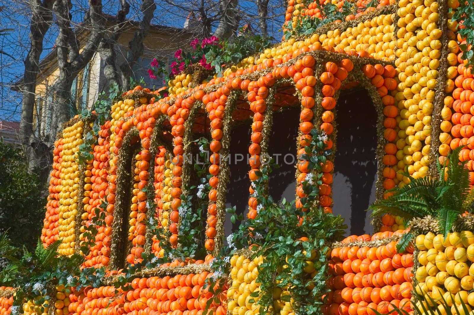 With this occasion the gardens are the theater of construction of monument out of oranges and lemons on a different topic each years.