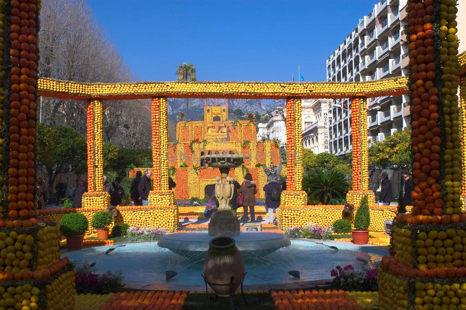 With this occasion the gardens are the theater of construction of monument out of oranges and lemons on a different topic each years.