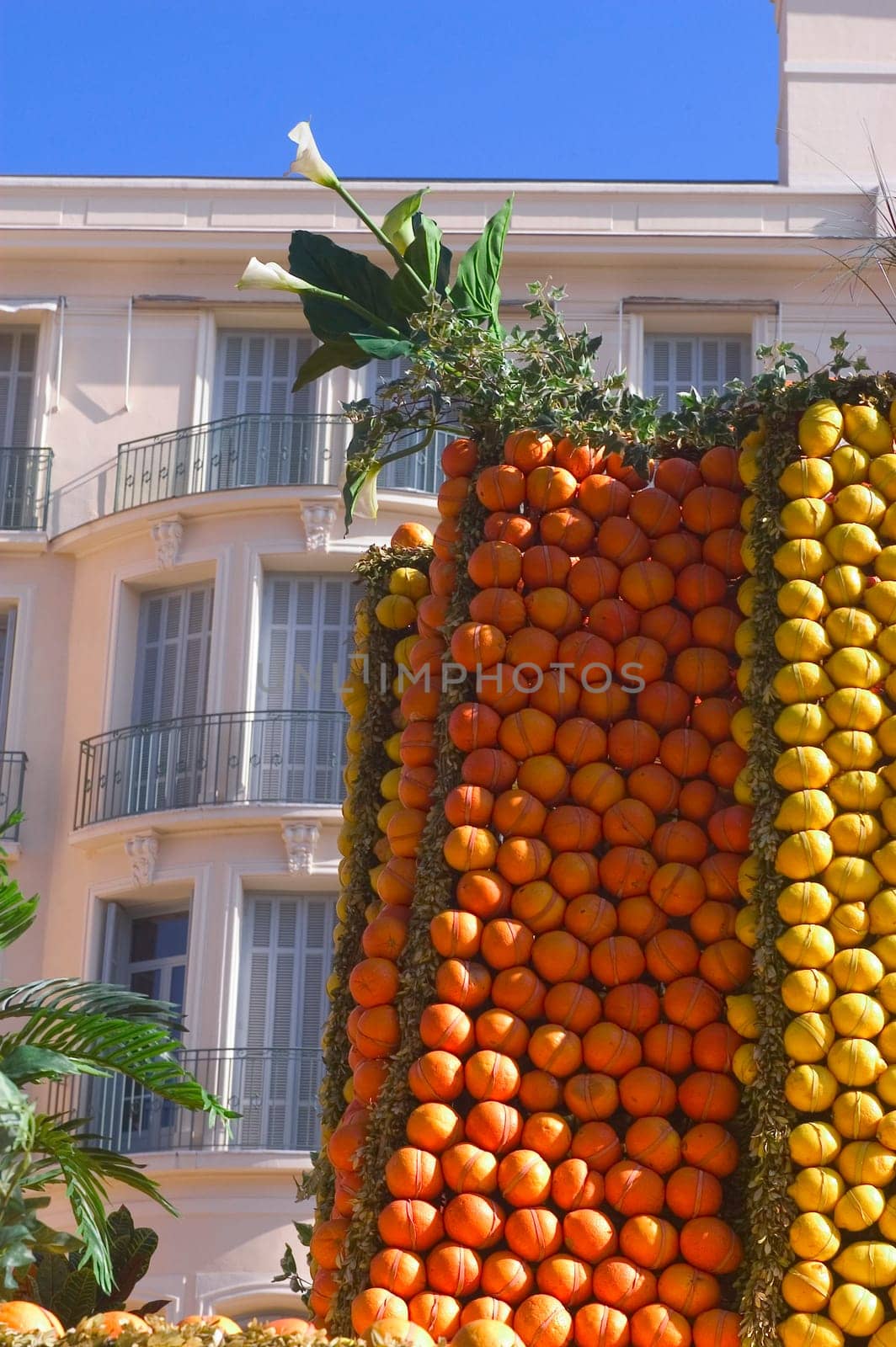 With this occasion the gardens are the theater of construction of monument out of oranges and lemons on a different topic each years.