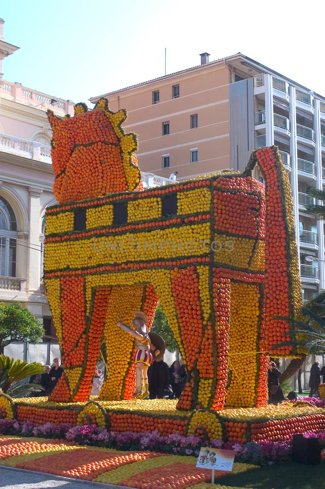 With this occasion the gardens are the theater of construction of monument out of oranges and lemons on a different topic each years.