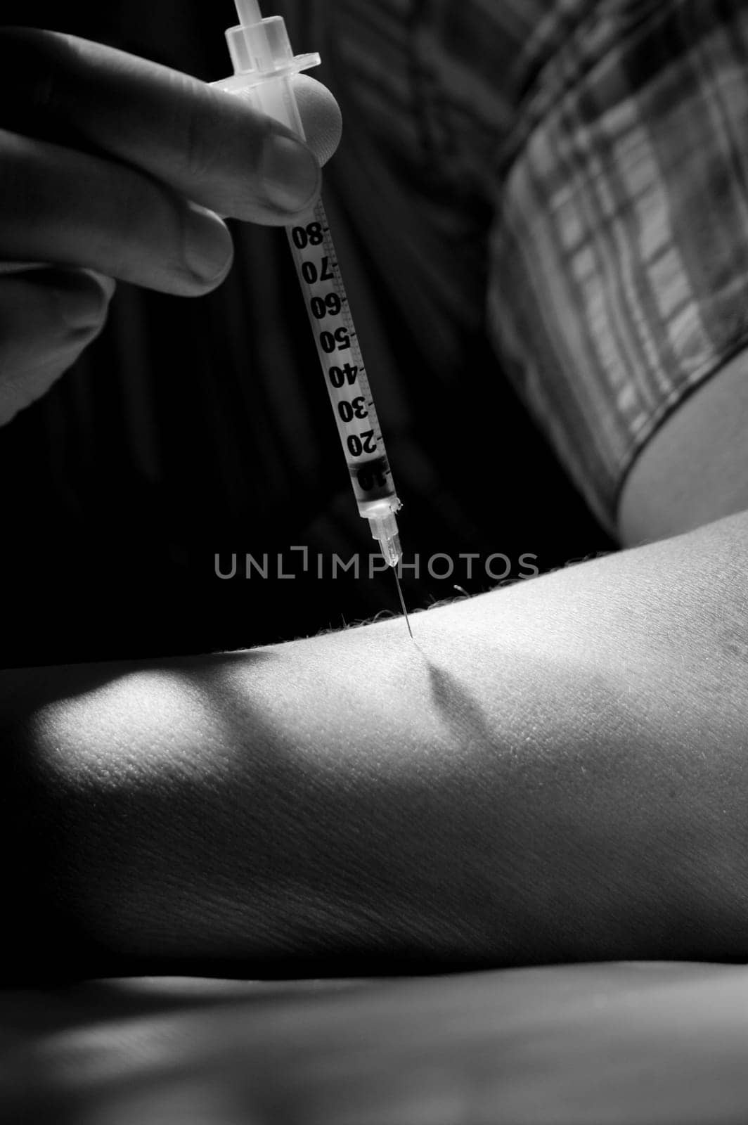 Patient injects insulin pen at hand for show