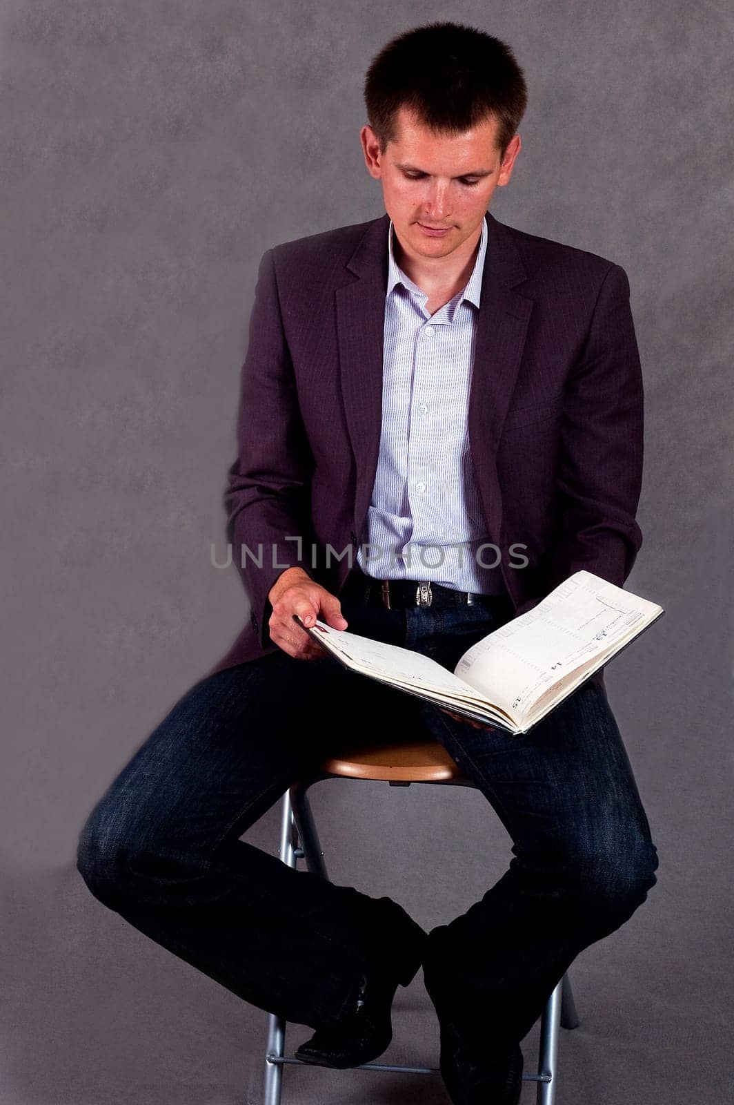 businessman signing a contract on the gray background