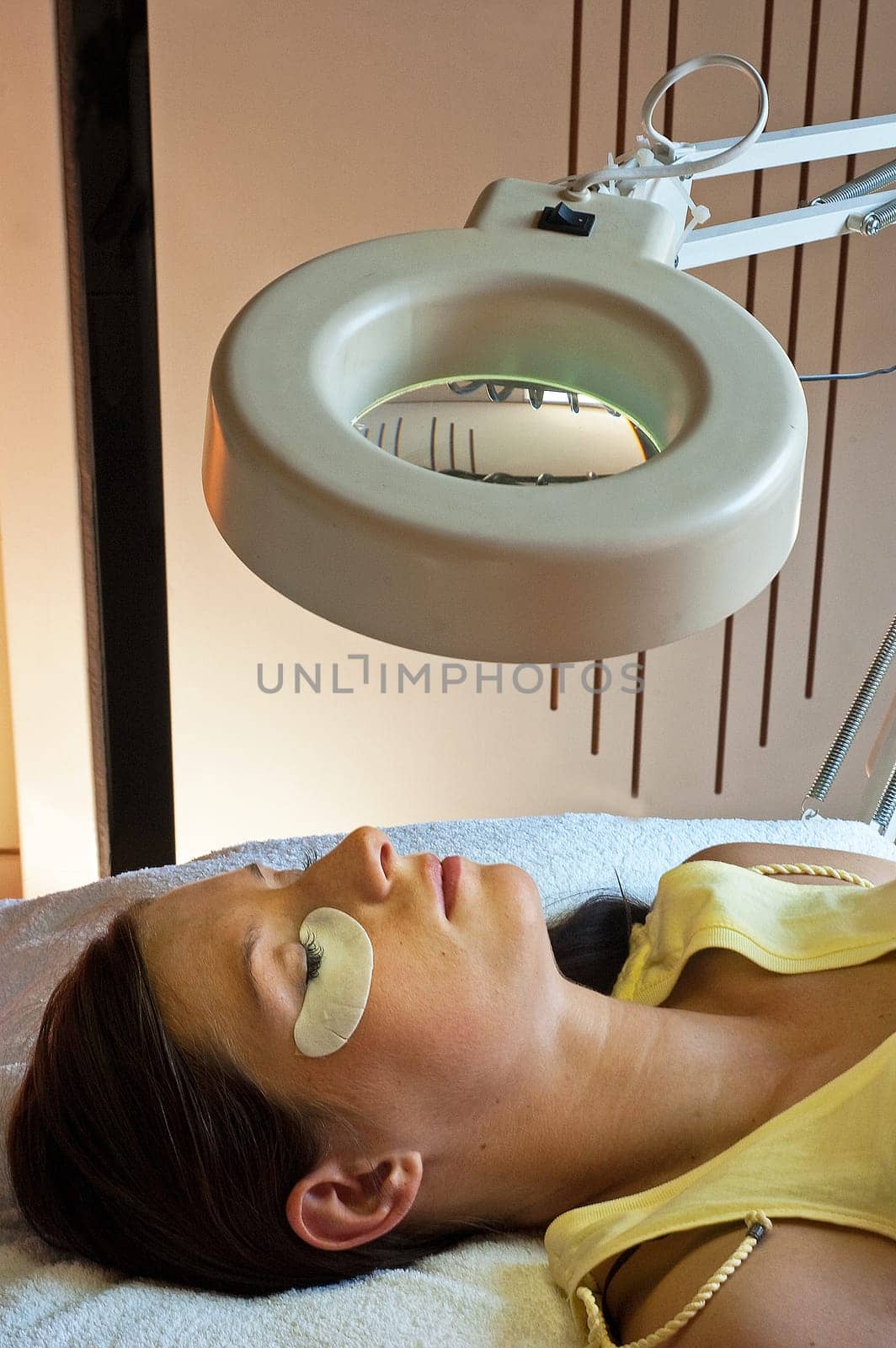prolonging and supplementing eyelashes in a beauty salon