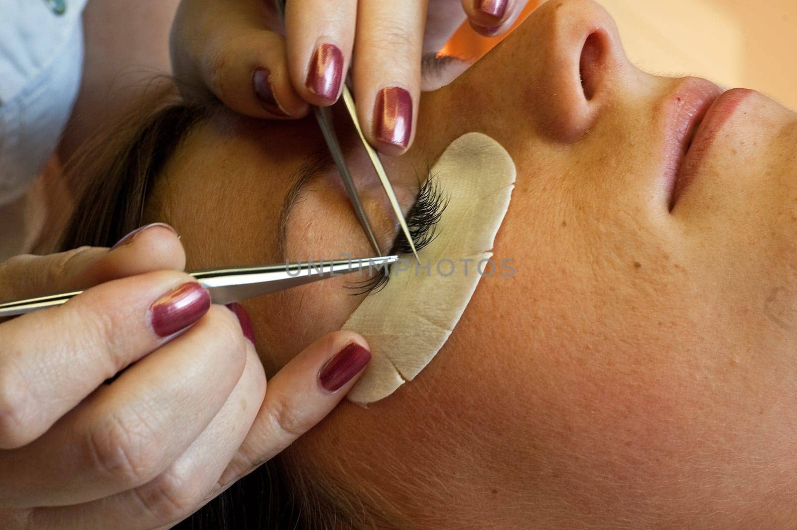 prolonging and supplementing eyelashes in a beauty salon