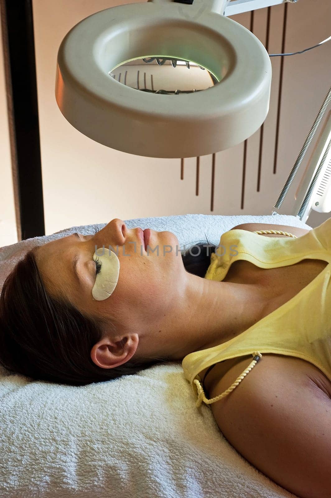 prolonging and supplementing eyelashes in a beauty salon