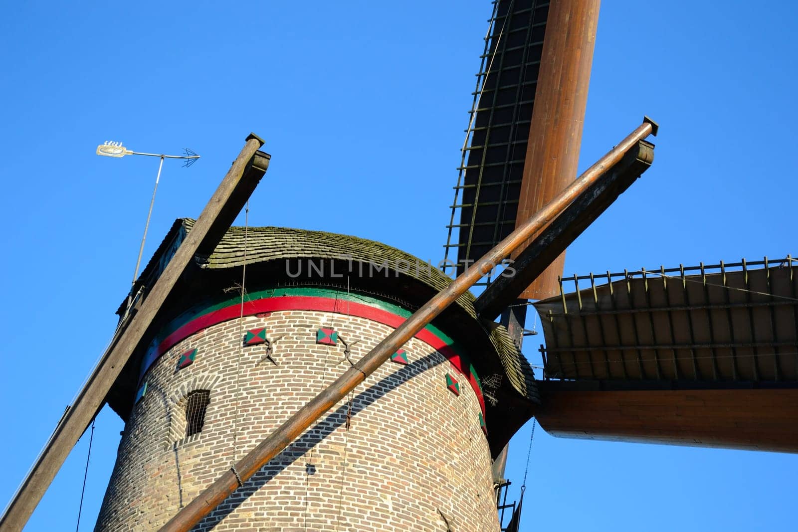 Windmill with tensioned sails