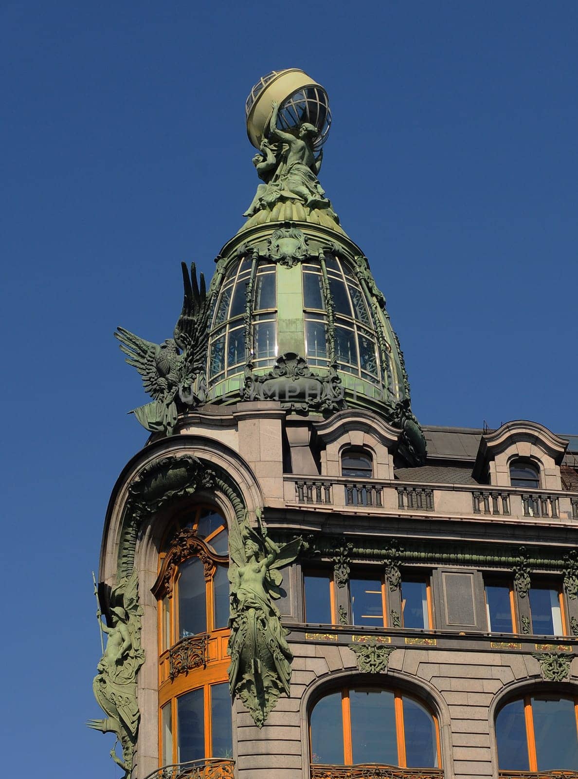 The building was built in the early 20th century by the sewing machine manufacturer "The Singer Companie"" was built in the late Art Nouveau style. The crowning glory of the building is the cone-shaped tower dome with the glass globe. Today we find the ""House"