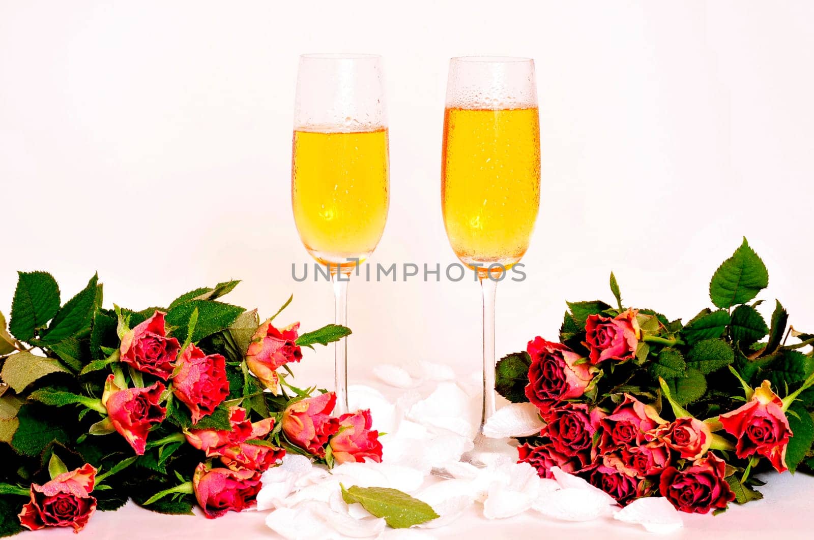 Champagne glasses with roses