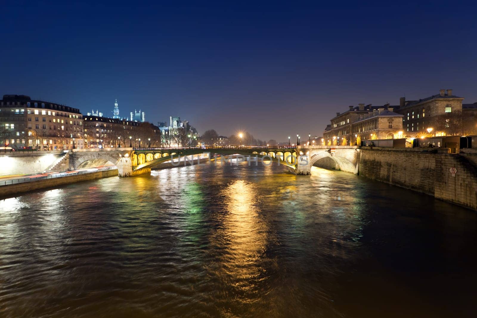 The picture is made in the evening on the Sena river in Paris