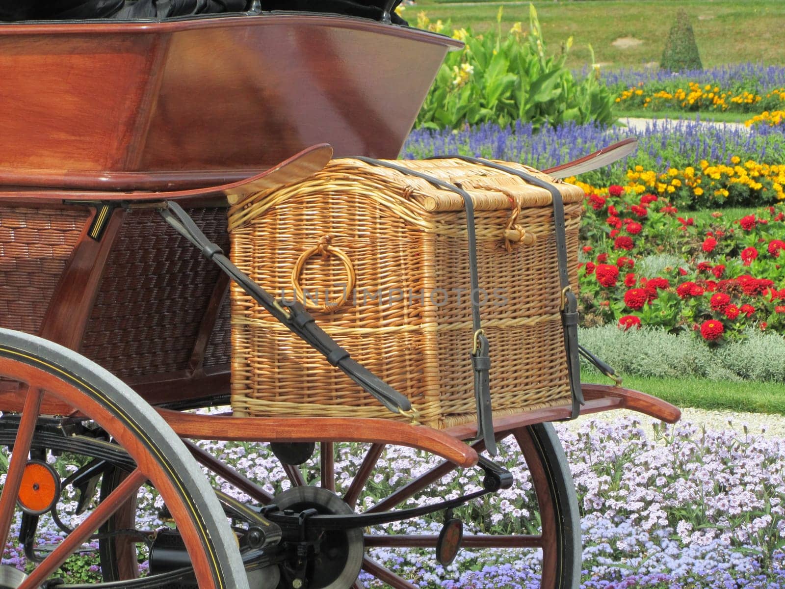 Carriage with picnic basket