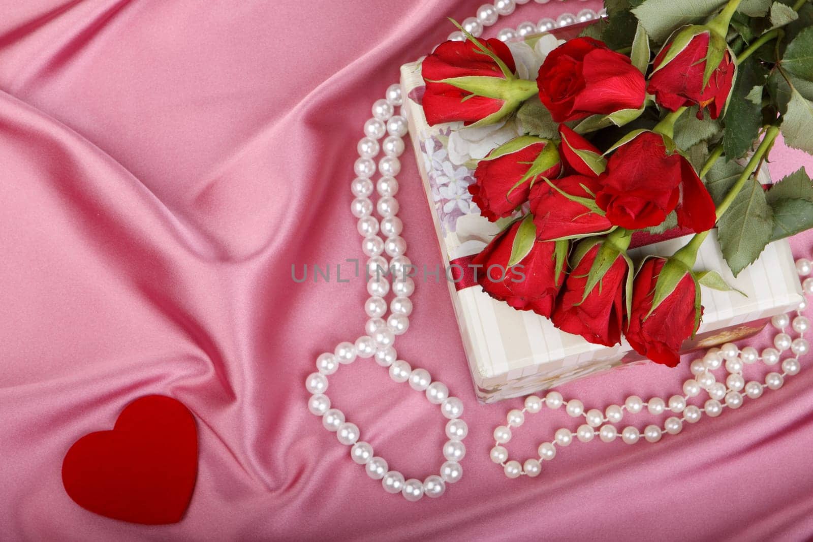 Gift box, pearl beads and bouquet of roses. Valentine&#039 s day card.