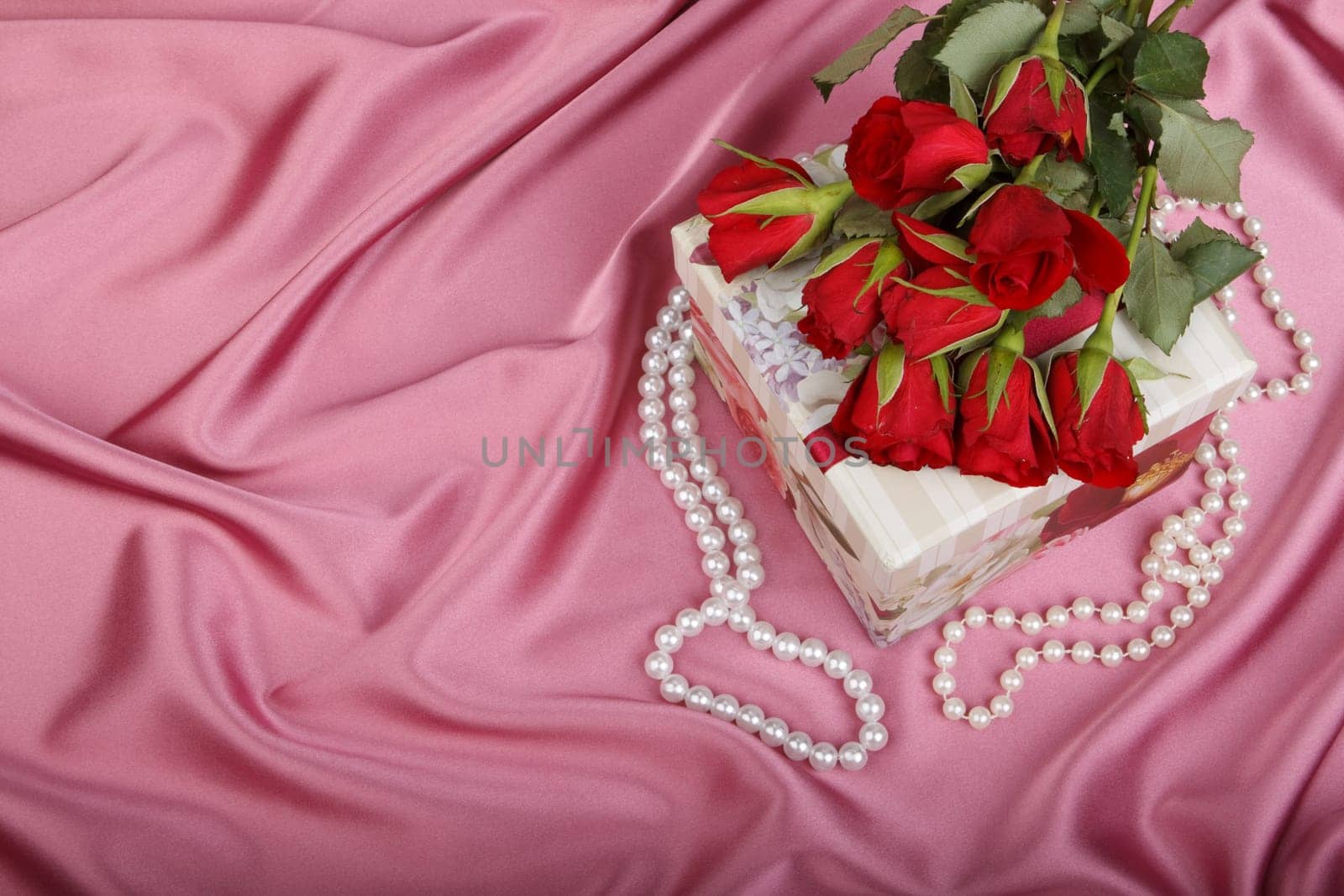 Gift box, pearl beads and bouquet of roses. Valentine&#039 s day card.