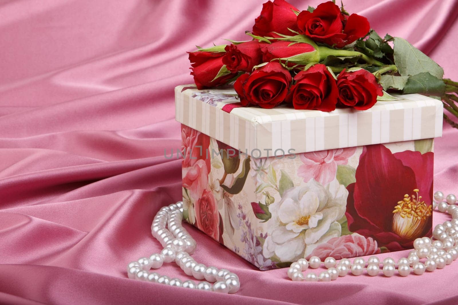 Gift box, pearl beads and bouquet of roses. Valentine&#039 s day card.
