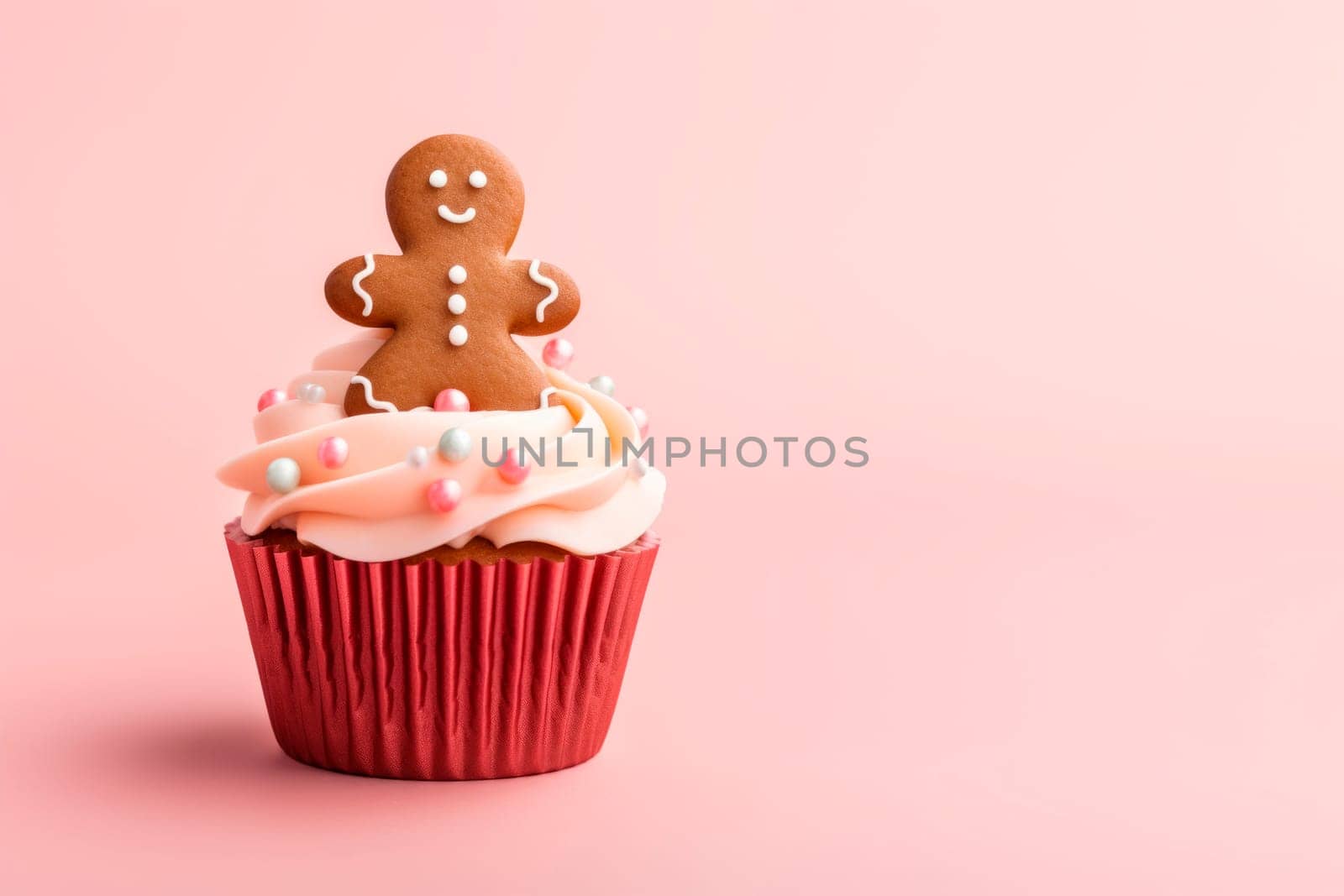 Christmas cupcake with gingerbread man decoration by Spirina