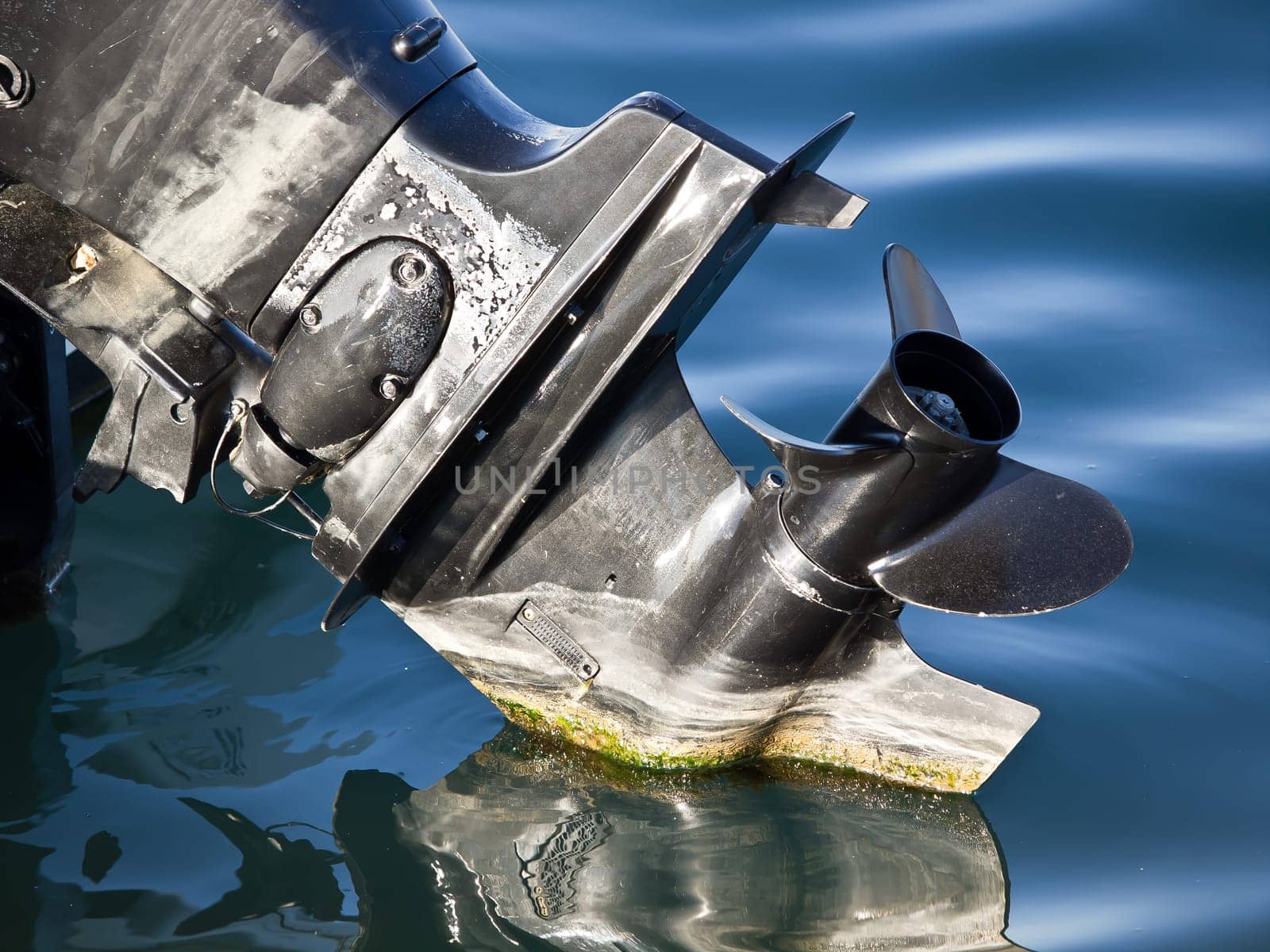 outboard engine propeller on the sea