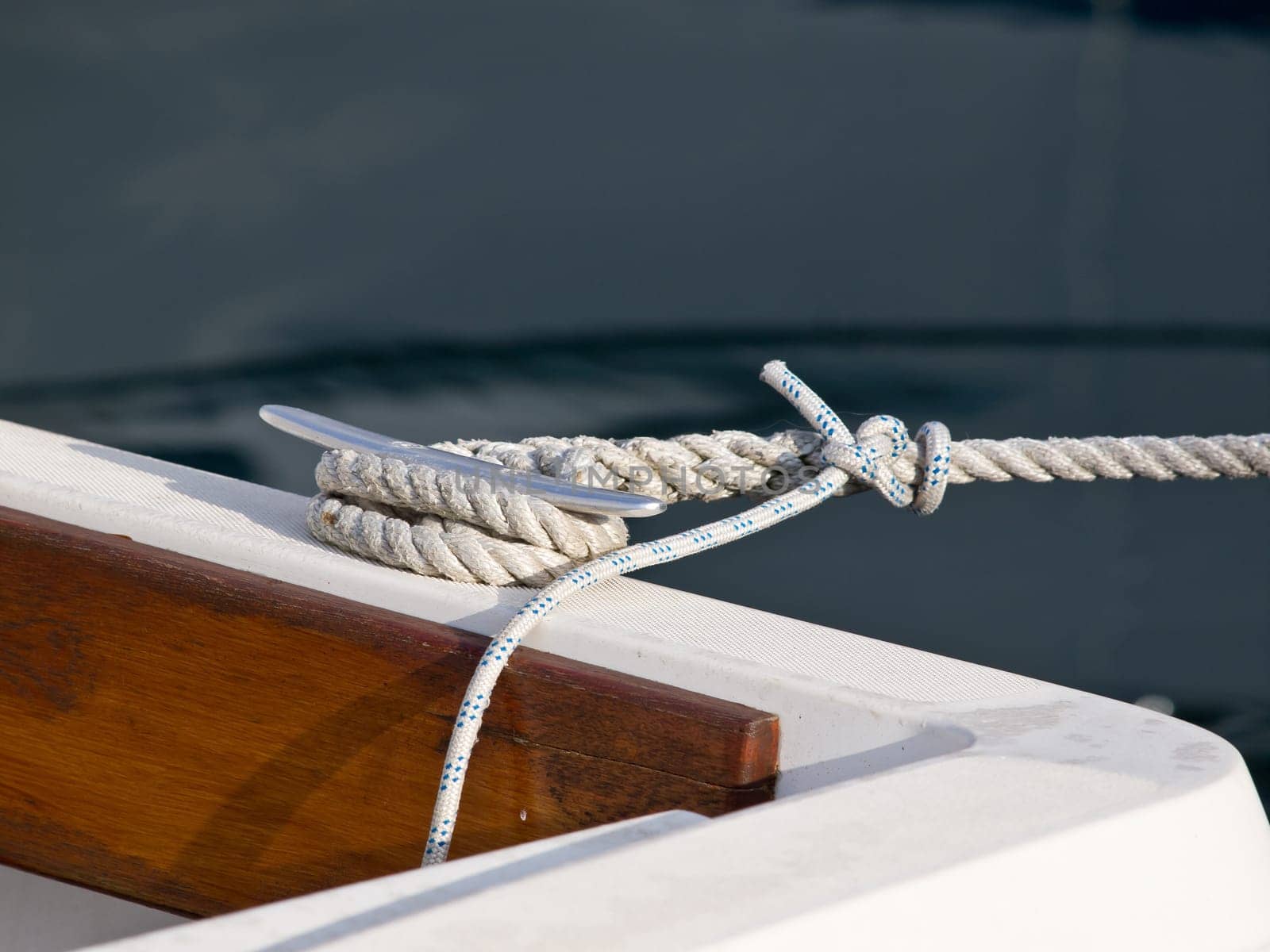 ropes on the vhite plastic boat