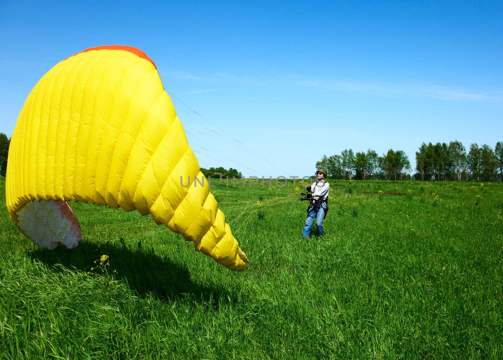 Young man paraplanerist operate of paraplane