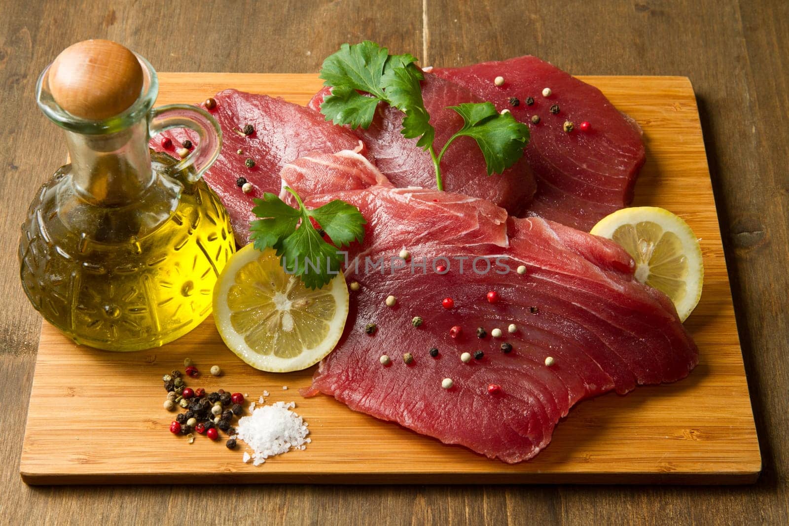 fresh tuna eith lemon and parsley